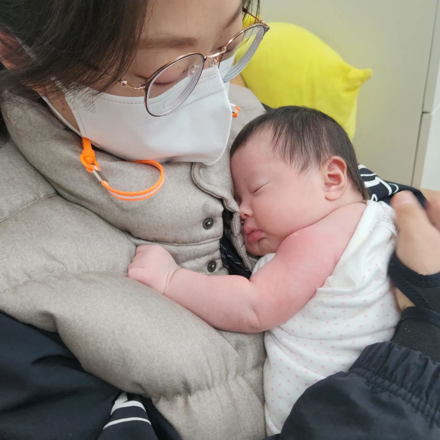 엄마 저 문은 어디로 향하는 문이죠?

그것은 말이다 아가

#예방접종지옥행
#낮잠안자는좀비신생아
#말잘듣게해준단다

💛챈이 BCG 피내용 접종완료
영천보건소 선생님들 친절가득
5초 울고 안 우는 챈이 무엇
고막 없어질 준비했었는데 머슥