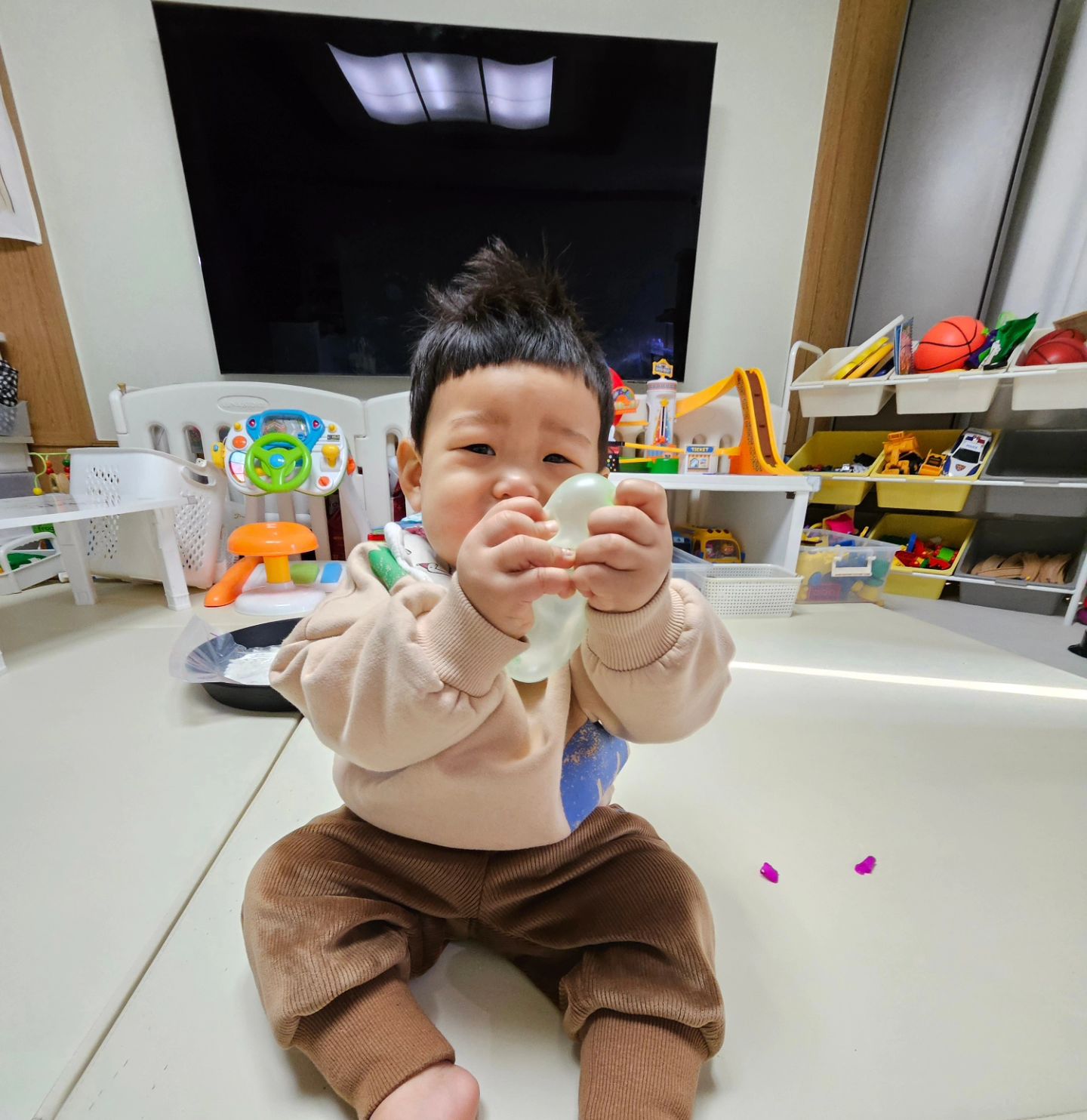 엄마놀리기 잼😎 
풍선터트리면서 엄마놀리기😜🤪 
안무섭니 서호야...?💦 
소리는안커도 은근공포스러움😅 

#풍선놀이 #호흡딸려 #불기도힘든미니풍선 
#16개월아기 #개구장이 #남자아기