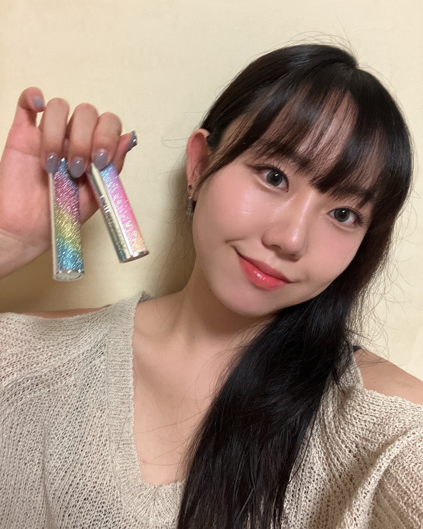 #협찬 #립밤추천 #YNM립밤 #레인보우허니립밤 #유니콘허니립밤 #최혜선립밤 #올리브영립밤 #컬러립밤 #멜팅립밤 #입술관리 

올리브영 구경하다보면 눈에띄는 눈부신 레인보우 립밤🌈
부드럽게 발리는 #허니립밤 에 은은하게 바뀌는 컬러까지🩷 저는 맑은 코랄핑크로 올라오더라구요
#유니콘허니립밤 은 여름에 바르기 좋은 맑은 사과립이라 다들 편하게 바르기 좋을것 같아요
케이스 덕분에 가방속에 데굴데굴 굴러다녀도 눈에 쏙 들어와 수시로 바르기 좋았답니당