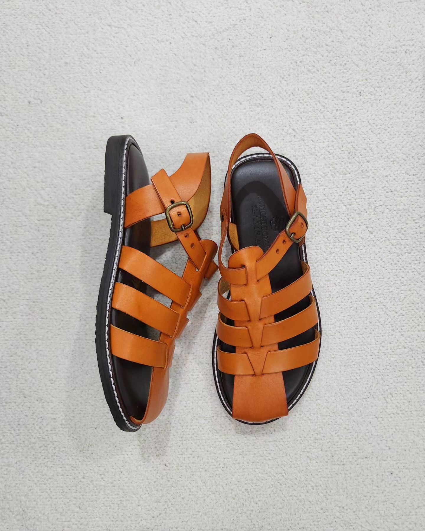 🧡

#여름샌들추천 #피셔맨샌들추천 #fishermansandal #sandalaesthetic #summersandal #orangeshoes
