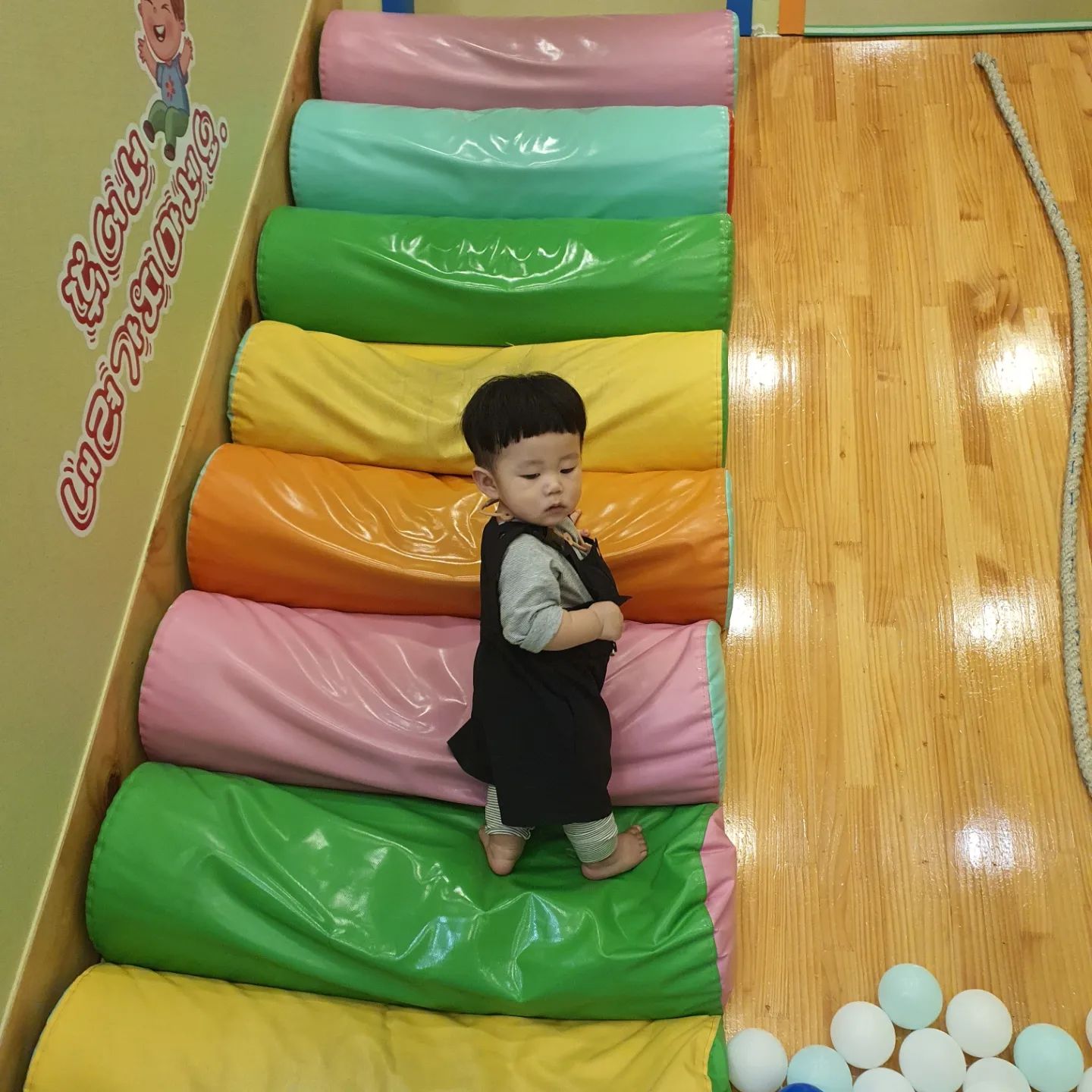 매일 6시 반만 되도 졸리다고 눈비비는 아가인데...
8시야 지금 너 왜 안자닝

오늘은 집앞에있는 뛰노리방방?
신나게 딱 1시간만 놀다오자 했는디
이게왠걸
아가는 지치지 않는다!!🔥

2시간 한가아득 다 채우고 탈출하려는데
혼자또 머얼리 뛰어가네요🤣🤣

내일 또 가자 너가 이렇게 좋아하는거 알았으면 쉬는날 마다 갈껄그랬네❤️

#뛰노리방방먹골역점 #키즈카페추천 
#키즈카페정복 #혁미닝사진기록📷 
#형누나들이랑같이 #신나게뛰어놀기 
#호랑이띠맘 #13개월아기 #체력방전⚡️
