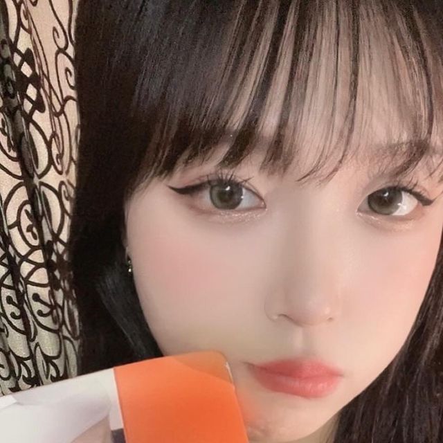 소이 on Instagram: "#광고 @marun5_official 와 함께, ♥~ 마른5 히트터치 슬림핏 딥 U넥 크롭 티셔츠 - 겨울 코디 만능 이너 ,, 체온 유지에 딱 좋은 티! 활용도 좋은 크롭 기장에 라인도 이쁘게 딱 떨