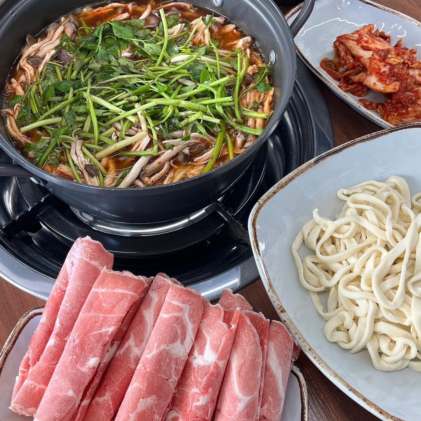#협찬
#빨간도깨비샤브샤브
인제대 근처에 있던 빨간도깨비 샤브샤브! 가성비가 너무 좋아서 학생때 많이 갔던 빨간도깨비샤브샤브가 장유 무계에도 생겼다는 소식듣고 달려갔어용ㅎㅎ

고기,버섯,칼국수,볶음밥까지 1인분에 9900원 이 모든게 포함된 가격이라니 ㅎㅎ 믿기지않는 가성비 
샤브샤브
버섯이 듬뿍듬뿍 들어갔고 ㅎㅎ 미나리와 소고기를 곁들여서 간장와사비장에 콕콕 찍어 먹으면 간이 딱 맞는게 꿀맛!!

야채 다먹고 칼국수 넣어서 호로록 먹고 
한국인이라면 포기할수없는 볶음밥까지 주문하면  고슬고슬한 볶음밥에 남은 국물 곁들여서 먹으면 ㅎㅎ최고에여!!!!!!!!!!! 

새로 지은 건물이라 주차공간도 따로 있고 홀이 넓어서 가족모임하기도 딱 좋을거같았어용 ㅎㅎ~~

#김해칼국수#김해샤브샤브#김해맛집추천#장유동맛집#장유샤브샤브맛집#장유샤브샤브#무계동맛집#김해샤브샤브집#김해샤브샤브맛집
#맛스타그램 #동네맛집 #찐맛집 #먹방 #맛집소개 #맛집공유 #김해 #김해맛집 #존맛 #맛집그램 #맛스타 #먹스타맞팔 #맛집추천 #먹스타 #먹방스타그램  #먹스타그램 #맛집스타그램