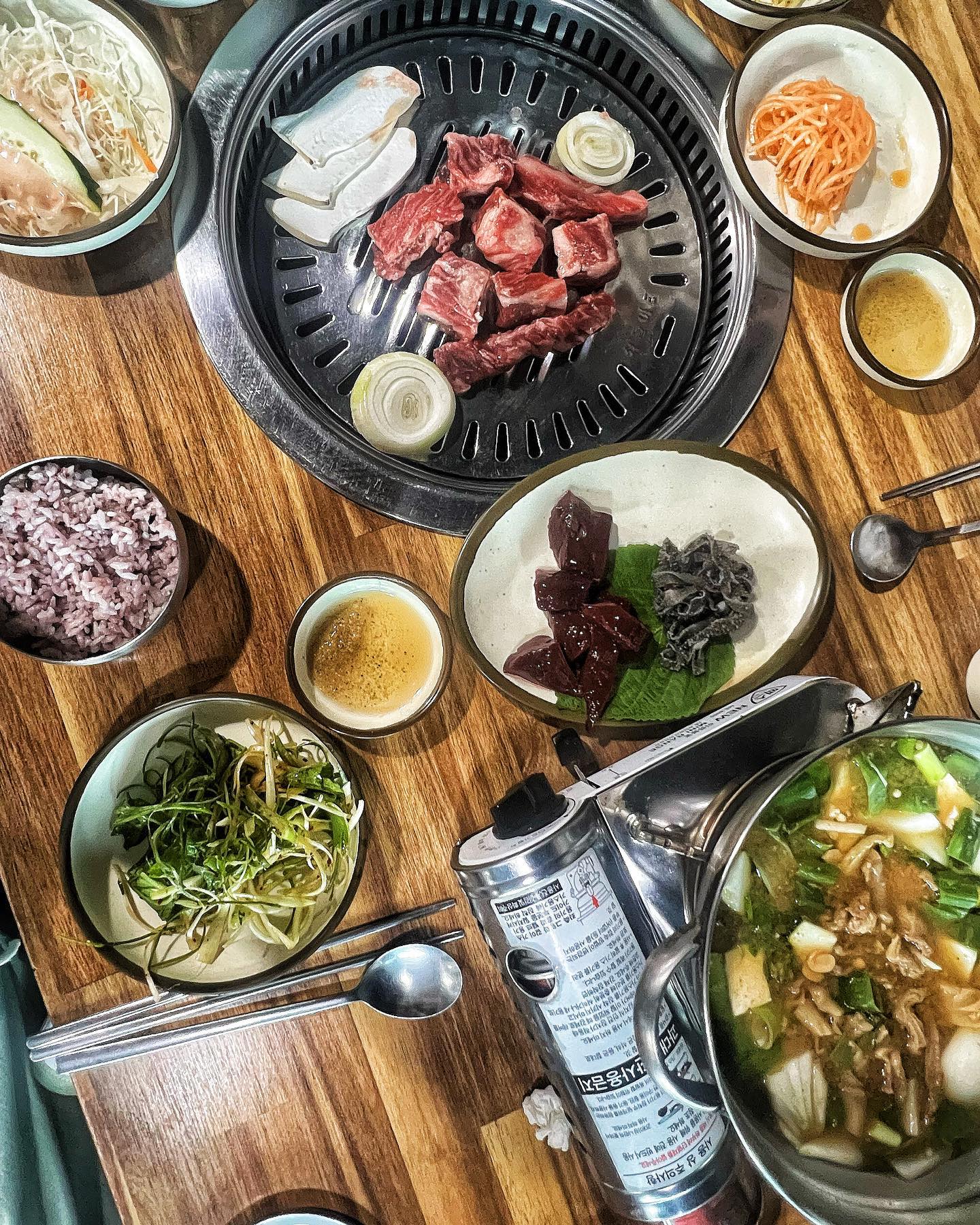 제주 서귀포시에서 
소갈비살이 땡긴다면 
#서귀포이고집 !!

소갈비살 16.0 (메인)
차돌박이 16.0
삼겹살 15.0

최근 연속이틀 방문한맛집✨

수많은 현지인 맛집중 한곳이라
저녁시간대에 동네주민들로 
바글 바글합니당~

이집의 장점은 맛도맛인데 
고기를시키면 싱싱한 '천엽/소간'을
서비스로 주십니다 ! 

기본찬으로는 샐러드,무생채,파채,
쌈야채, 된장찌개가 제공됩니다.

된장찌개에 고기가 듬뿍들어가서 
정말 맛있어요 ! 

저는 최대3회 리필해먹었답니당

Tip) 찌개에 밥한공기를 넣어 
된장술밥처럼 말아드셔보세요 👍🏻

매일 11:00부터 24:00
라스트 오더 22:30분 

서귀포시 문부로 7

#제주맛집 #제주도민맛집 #서귀포맛집 #소갈비살 #된장술밥 #도민맛집#이고집 #먹 #먹스타맞팔