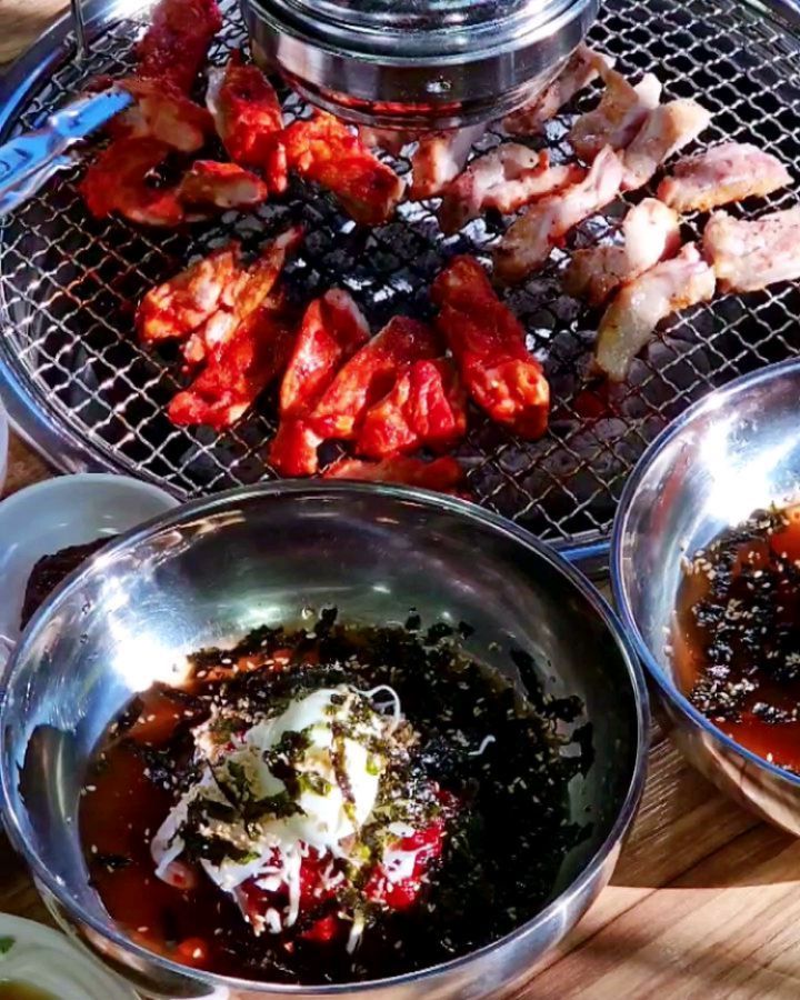 평상시 개인적으로 좋아하는 음식중
하나인 숯불닭갈비🐓
(저는철판보다 뼈속까지숯불파에요)
그래서 전국 숯불닭갈비 유명한곳은
전부 다 찾아가보곤 하는데요🫶

생각치도않은곳에서 내가 찾던 보물을
찾은 느낌이 들었던 화려하진않지만
과하지않고 정도있는 느낌의 맛집
탑골 가든을 다녀왔습니다 ❣️

소금닭갈비구이,양념닭갈비구이 
1인분씩 가능해서 요렇게 주문하고
첫끼라 배가 너무고팠기에 추가로 
막국수와 된장찌개까지 야무지게 주문🙏

​여기는 ​시골 할머니 밥상처럼
절임류의 장아찌 반찬들이 반찬들이
같이 나오더라구요 쌈에도 몸에좋은 
당귀도 내어주셔서 평상시당귀를
굉장히 좋아하는 저에겐 안성맞춤이었어요

더덕무침에 집된장까지 직접 다 손수
만드시는 반찬이라고해요~~
된장찌개는 23년 탑3에 들정도로
제취향이였어요 (검은된장👍)

안바쁘실때는 직접 구워주시는데
스피드로 꼼꼼히 착착 구워주셔요~
양념이 이집만의 몬가가 독특한데
제입에는 꽤 맛있었어요🌸

가족분들이 운영하시는것같은데
정겨운 분위기에 친절한곳이에요😁

​포천 위쪽 캠핑장이나 포천힐스CC 
포레스트힐 컨트리클럽 등 골프장에서 
가까운 편이라 지나가는 길에식사하기 
좋은 위치인 것 같네요🐔

​메뉴 포장,택배도 가능 하고
3인분 포장하면 1인분 추가에
장아찌 3가지 반찬까지 포장해 주신대요 
저도 연말에 한번 시켜다 먹으려구요🌿

얼마전인데....또 먹고싶어요 😂😁

❣️탑골가든 포천점

경기도 포천시 내촌면 금강로 3117

⏰️10:30~21:30(매일)
 라스트오더 20:30 브레이크타임xx

☎️ 0507-1327-3595
 가게 앞 공간 무료 주차

#탑골가든 #탑골가든포천점 #포천식당 #포천닭갈비 #포천맛집추천 #포천여행 #포천가볼만한곳 #포천바베큐 #포천막국수 #포천힐스cc #내촌맛집 #포천힐스cc맛집 #포천맛집 #내촌면닭갈비 #닭갈비맛집 #포천