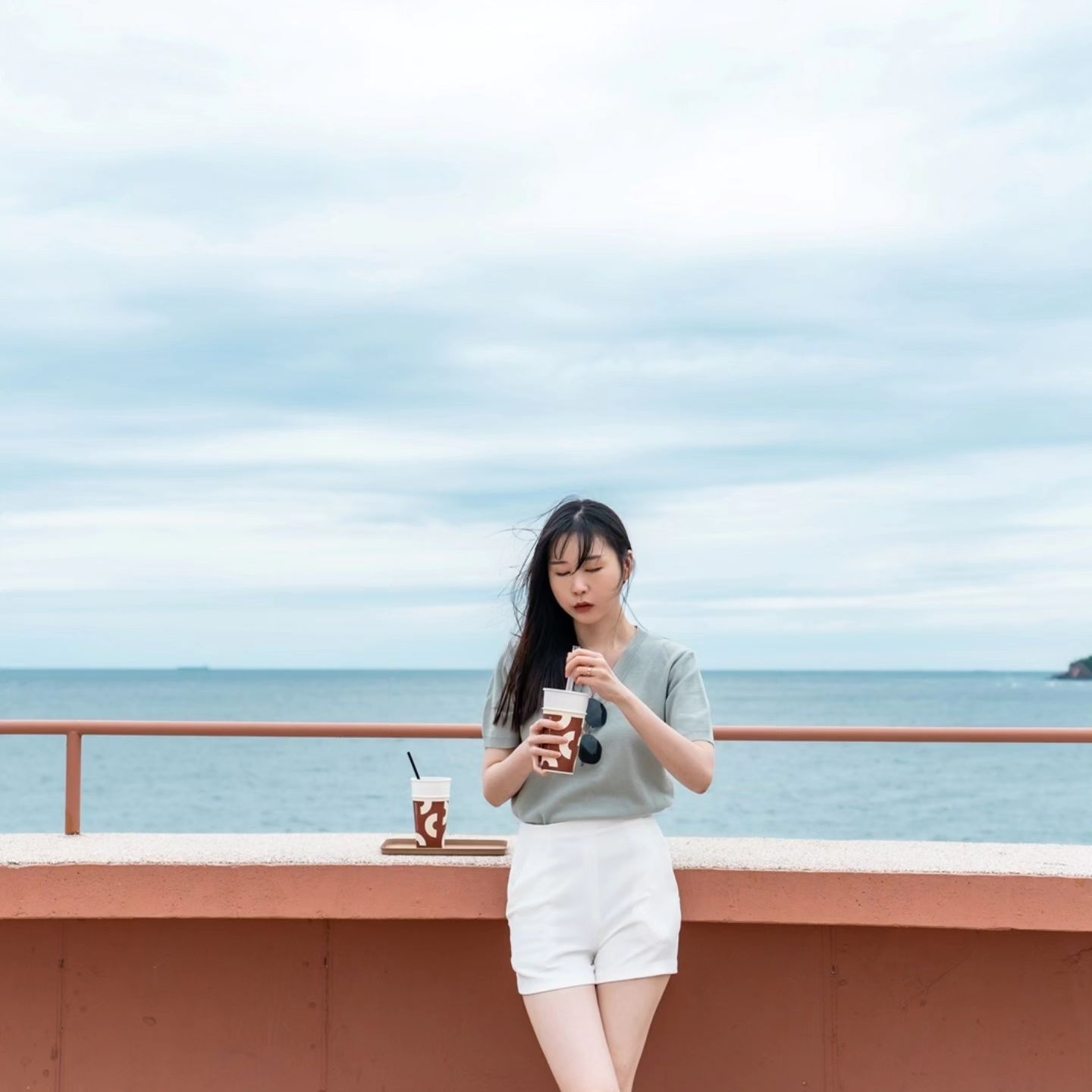 태안 오션뷰 카페 #커피인터뷰 파도리

태안 여행을 갔다가 들렀던 뷰 맛집 커피인터뷰 파도리 입니다 😄

어디 카페를 갈까 여기저기 막 검색하다가 뷰 하나만 보고 찾아왔어요 😯

음료는 아메리카노랑 자두 에이드를 주문했었는데 음.. 여기는 뷰에 반해서 찾아왔어요 😅

2층 루프탑도 있는데 대형 카페라 2층으로 올라가면 높은 지대에서 바다를 바라보니 정말 속이 뻥~ 뚫리는 느낌이에요 🤩

바다 배경으로 사진도 잔뜩 남기고 왔습니다 📸

시원한 바닷바람 맞으면서 커피 한 잔 하실 분들은 다녀오셔도 좋을 것 같아요 😘

🎈태안 오션뷰 카페 커피인터뷰 파도리