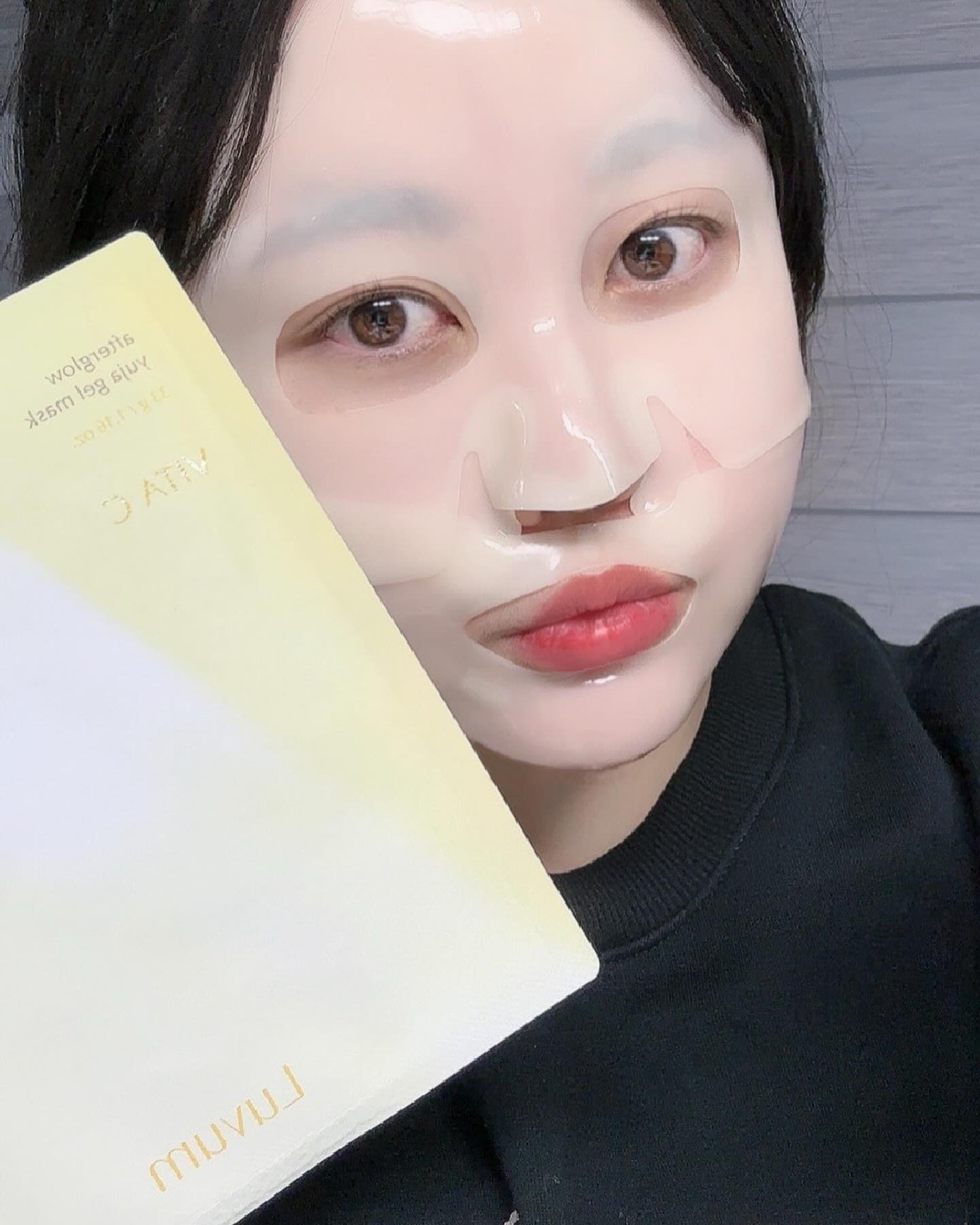 #협찬 luvum_official 
⠀
광고 보고 꼭 사용해보고싶었던 러븀 유자 겔 마스크팩💛
이름처럼 열자마자 상큼한 유자향 솔솔 ⺣̤̬
⠀
저는 요런 겔 마스크팩 참 좋아하는데용 부착 후 1시간정도 지난 사진인데 투명해진거 보이시죠?!

성분을 얇게 굳혀 만든 겔타입 시트라서 유효성분을 남김 없이 피부 속까지 전달해준다고 해요 *⸌☻ັ⸍*

저는 수면팩으로 사용해봤는데 일어났더니 피부 컨디션이 확실히 달랐어요! 광채 뿜뿜 🫶🏻
올리브영 추천템 인정입니당 *•.❥*.꒰๓´͈ ˘ `͈๓꒱.*
⠀
 #올리브영추천템 #유자겔마스크 #마스크팩추천 #잡티개선 #올영세일 #투명광채피부 #유자겔마스크