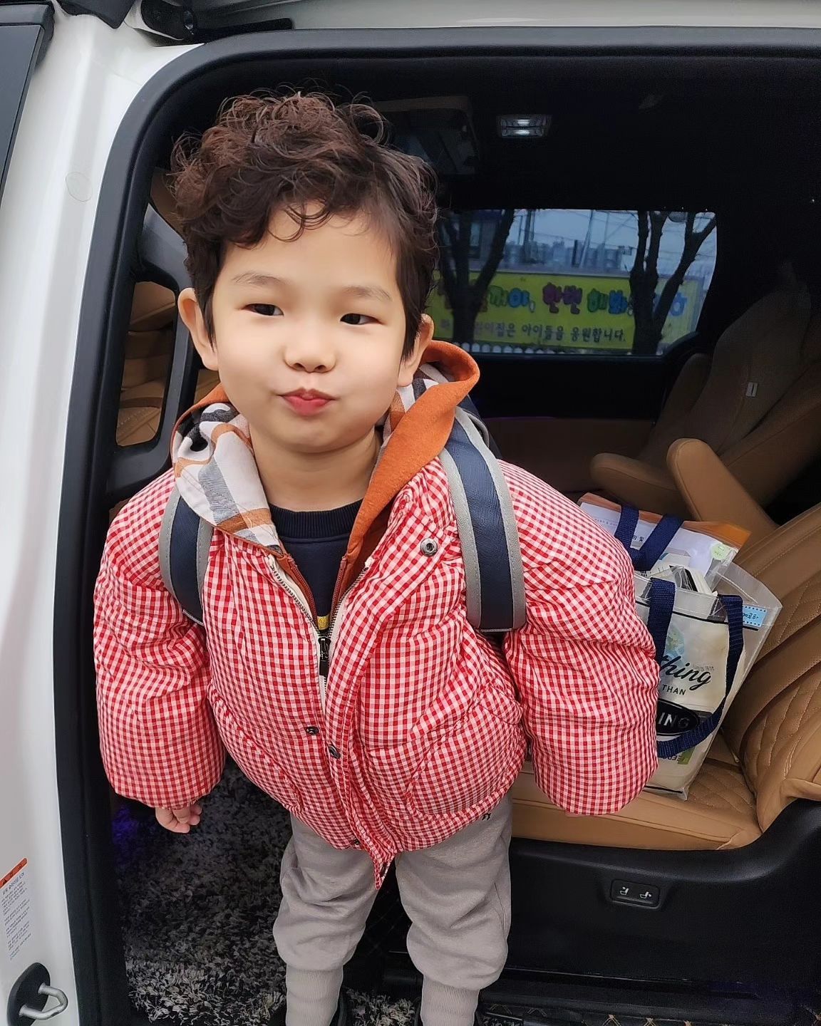 벌써 6살 엉아♡
언제 이렇게 컸누 울애기❤️
6살 형아되고 첫등원.
올해도 아주 씩씩하게 잘해보자😘
점점 잘생겨지내 내새꾸🥰

#울애기 #6살엉아 #19년생 #식목일아기
#하나어린이집 #김포맘 #다둥이네 #삼남매맘
#도치맘 #yusisters_ruha💜