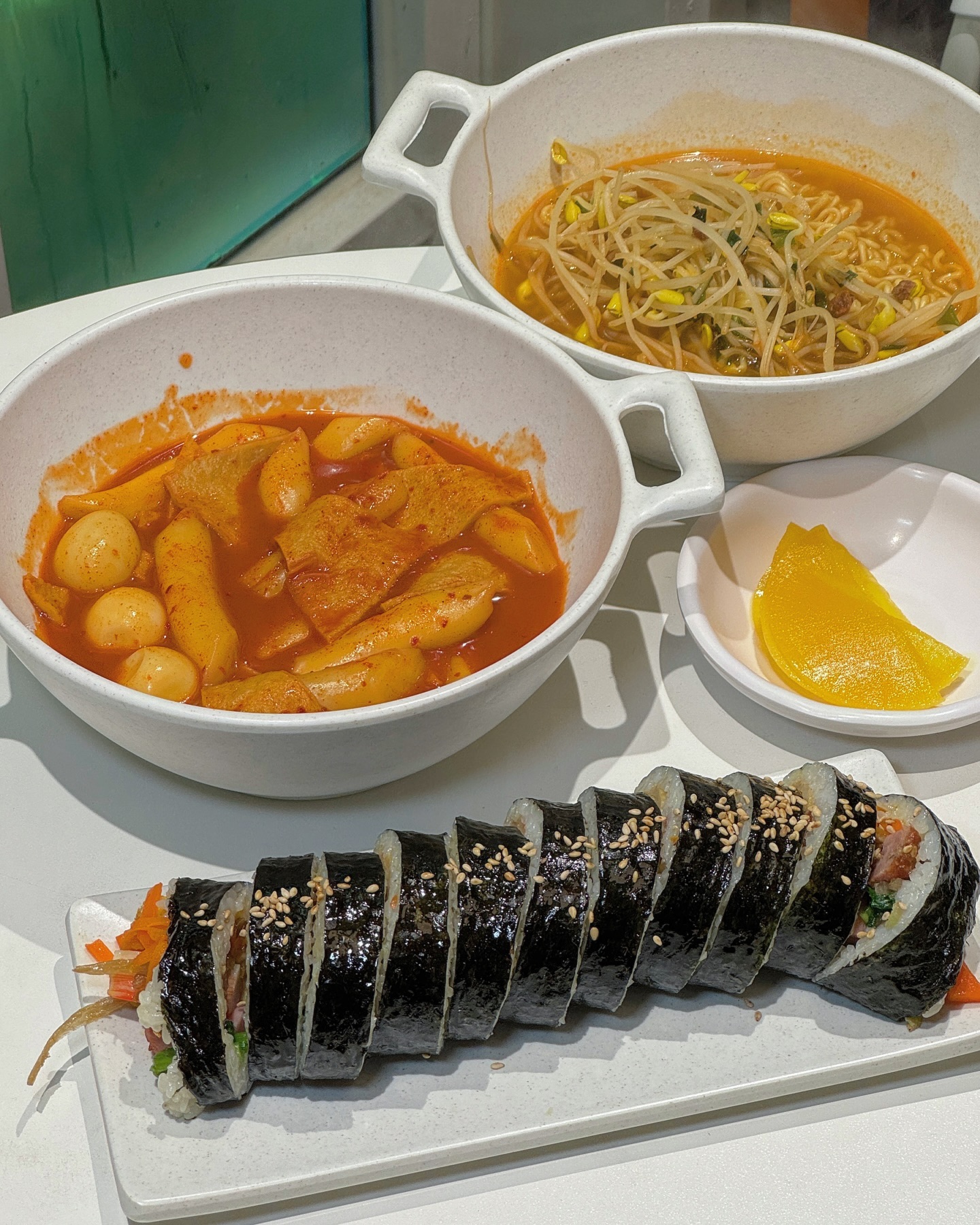 다소 찾아가야 하지만 찾아갈 가치가 확실한 #손수공방 은 이름처럼 손수 정성껏 모든 제품을 만드는 #신당동맛집 이다🙌🏼

내부는 협소하나 혼밥하기 최적화된 공간으로 아늑하고 깔끔한 분위기에서 마치 엄마가 만들어준 집밥보다 더 집밥스런 백반 및 분식을 즐길 수 있는데✨

월, 수, 금은 안나카세라는 백반이, 화, 목, 토는 분식류를 맛볼 수 있어 매일매일 방문해도 지겹지 않은 #신당동밥집 인 셈🍽️

친절하고 상냥한 사장님이 모두 수제로 만들며 정성 어린 반찬도 구매할 수 있기에 한번 방문 시 재방문 무조건으로 모든 손님이 단골손님이라지💸

따뜻함과 진심이 담긴 최고의 집밥과 분식류를 가격 또한 저렴하게 누릴 수 있으니 후회 없는 #약수역맛집 은 sonsu._.gongbang ❤️‍🔥

📍주소 : 서울 중구 동호로17길 95 1층 101호
⏰영업시간 : 하절기 11:00~19:00, 동절기 11:00~18:00 (브레이크 타임 15:00~17:00)
🅿️주차 : 🙅🏻
.
.
.
.
.
#신당동떡볶이 #신당동핫플 #신당동맛집추천 #신당맛집 #힙당동맛집 #다산성곽길