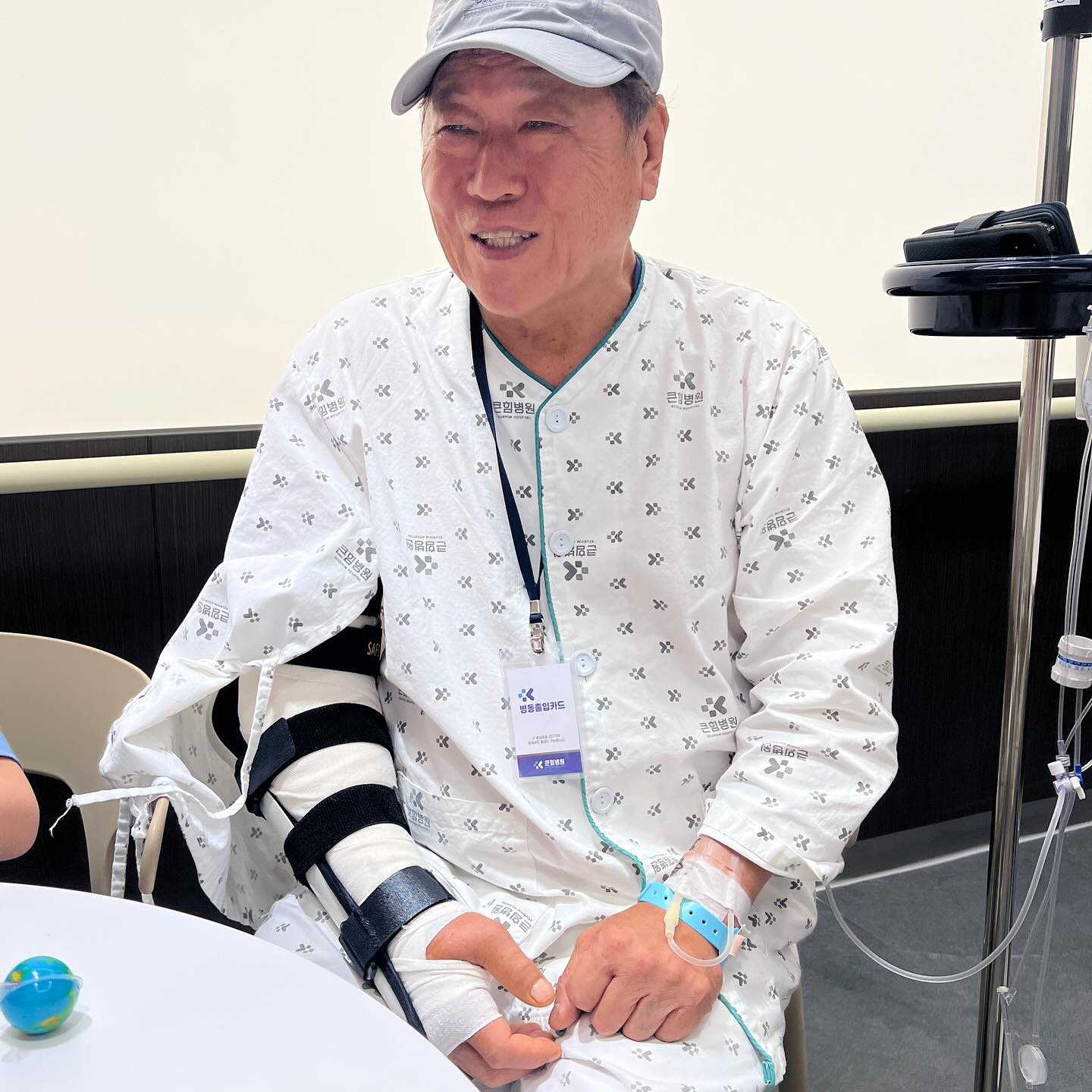 팔 수술 하신 아빠 ㅜㅜ 

할부지 병문안 가는데 빈손으로 가는건
예의가 아니라는 박서준은 ㅋ ㅋ 

할부지를위해 음료수와 지구젤리를 사 가지고 
병원을 다녀왔다 ㅋ ㅋ 

언젠가 엄마는 이름 불러주는거 좋아해 라고 했던 
이야기가 생각난건지 ㅋ ㅋ 

할부지를 두고 오는 길에 박서준은 할부지에게 

“인구야 빨리 집으로 돌아와야해” 라고 큰소리로 외침 ㅋ ㅋ ㅋ ㅋ 

할부지가 니친구냐 ㅋ ㅋ ㅋ 🤣

#금쪽이 #아들다키움 #니친구냐  #그래도기특해 #육아 #일상 
#소통 #재미있다 #잘못된학습의예