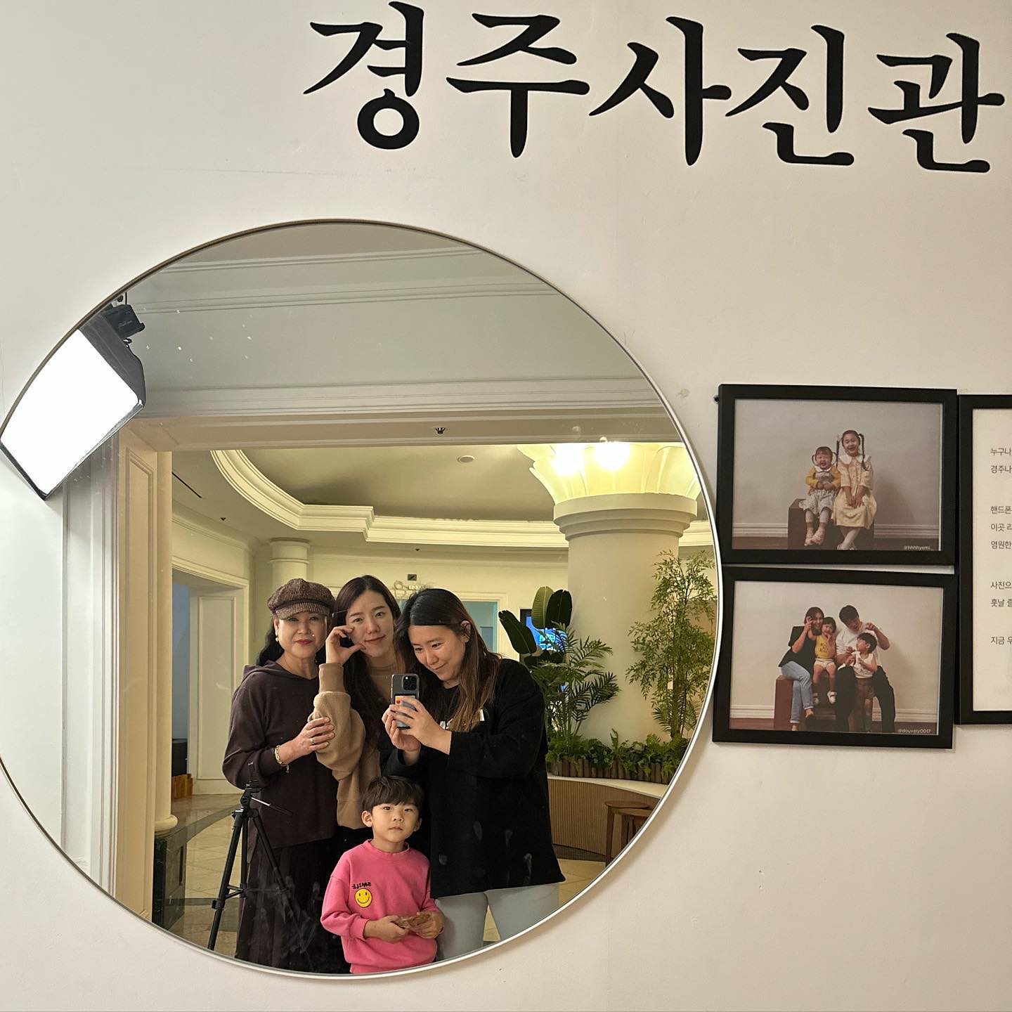 워케이션 중 2박3일 경주 들려서 
유노 데리고 돌아다녀준 엄마랑 여동생 보미 ㅎㅎ 
밤 되면 야경 구경다니고 낮에는 유노 데리고 나가서 관광하고
엄마랑 보미랑 두번째 경주였는데
짧지만 즐거웠던^^ 

#야놀자워케이션 #경주야놀자 #경주 #경주여행
