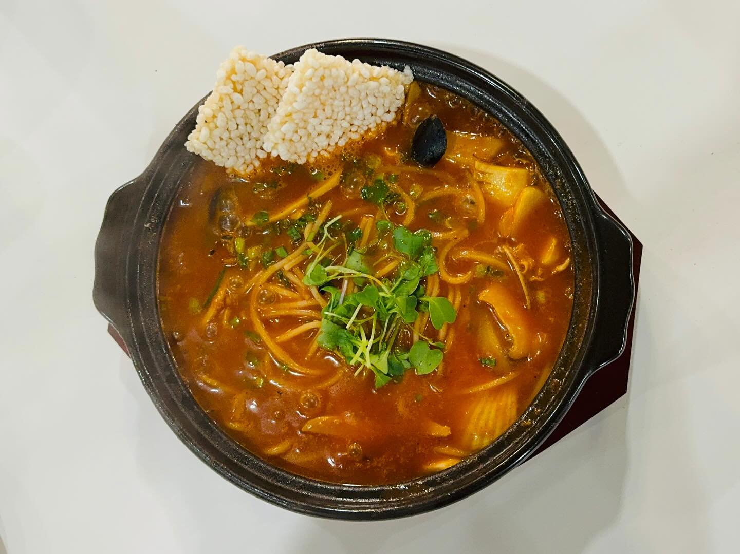 #❤️ #협찬 
동네에서 셰프의 요리를🍽️

✔️리틀파스타 공릉본점
 📍서울 노원구 동일로198길 78 2층
 ⏰매일 10:30~22:00 (21:00 라스트오더)
 📞0507-1457-0228
 ❗️예약, 단체이용가능, 포장, 무선인터넷, 남녀화장실구분, 배달, 대기공간, 유아의자, 휠체어이용가능
 🏠littlepasta_
 🏠https://m.blog.naver.com/littlepasta

📋MENU📋
 뚝배기 누룽지 해산물 파스타 15,900₩
 베이컨&포테이토 피자 17,900₩

 사실 요리를 할줄 아는 내게 파스타는 그렇게 어려운 음식이 아니기에 파스타를 사먹기위해 외출을 하는 경우는 거의 없다😅
 하지만 그 파스타가 호텔의 맛이라면 말이 다르지 않을까👨‍🍳

 과기대 앞에 위치한 공릉동맛집 리틀파스타는 조선호텔쉐프출신 사장님이 운영하는 파스타전문점으로, 맛은 물론 다양한 서비스까지 갖춰져 인기있는 동네 맛집이다👍

 호텔쉐프출신의 요리를 캐주얼한 가격에 즐길 수 있는데, 일반 테이블 뿐만 아니라 단체룸이 갖추어져 있어서 다양한 행사나 프라이빗한 식사를 즐길 수 있었다😆

이곳의 대표메뉴인 뚝배기누룽지해산물파스타는 비주얼에서부터 입이 벌어지는 화려한 플레이팅이 되어나와 눈으로도 입으로도 즐길 수 있었다👀
 매콤한 소스와 아낌없이 넣은 재료들이 굉장히 잘 어울렸다😋

 함께 맛본 베이컨포테이토피자는 다른곳의 것과 달리 발사믹이 뿌려져 있어서 질리지 않고 계속 먹을 수 있는 특별한 맛이었다🧐

 와인 콜키지도 프리라니 다가오는 연말, 크리스마스 데이트 장소로 딱!🎄
.
.
.
.
.
#공릉맛집 #공릉동맛집 #공릉역맛집 #과기대맛집 #공트럴파크맛집 #공릉파스타 #공릉동파스타 #공릉역파스타 #과기대파스타 #공트럴파크파스타 #먹스타그램 #먹스타 #맛스타그램 #맛집스타그램 #먹팔 #먹팔맞팔 #사진 #리틀파스타 #해물누룽지뚝배기파스타 #베이컨포테이토피자 #조선호텔 #공릉데이트 #🍽️ #🍝 #🍕 #노원파스타 #노원데이트 #노원역맛집