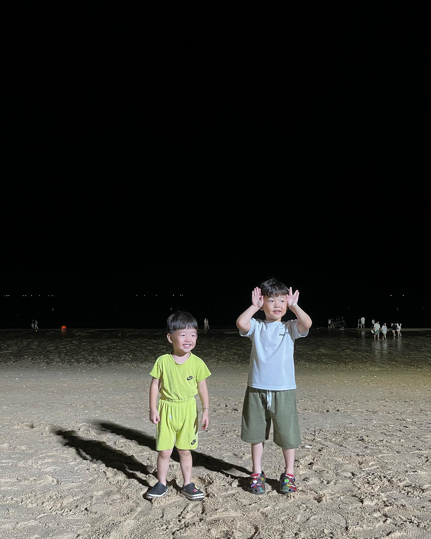 낮잠 씨게 때리고 잠 안와서 대천 즉흥여행❤️

하준이 한장 하진이 한장 사진찍어줬는데 비율 뭐야

이쁘게 찍어달라고 엄마가 그랬잖아..🤣

조개 잔뜩 줍고 집에서 키우는중👍

밤바다 좋았당💕💕

#대천해수욕장 #대천 #대천여행 #아들맘소통 #조개 #밤바다 #운전하느라 #고생했어 #남편최고 #❤️