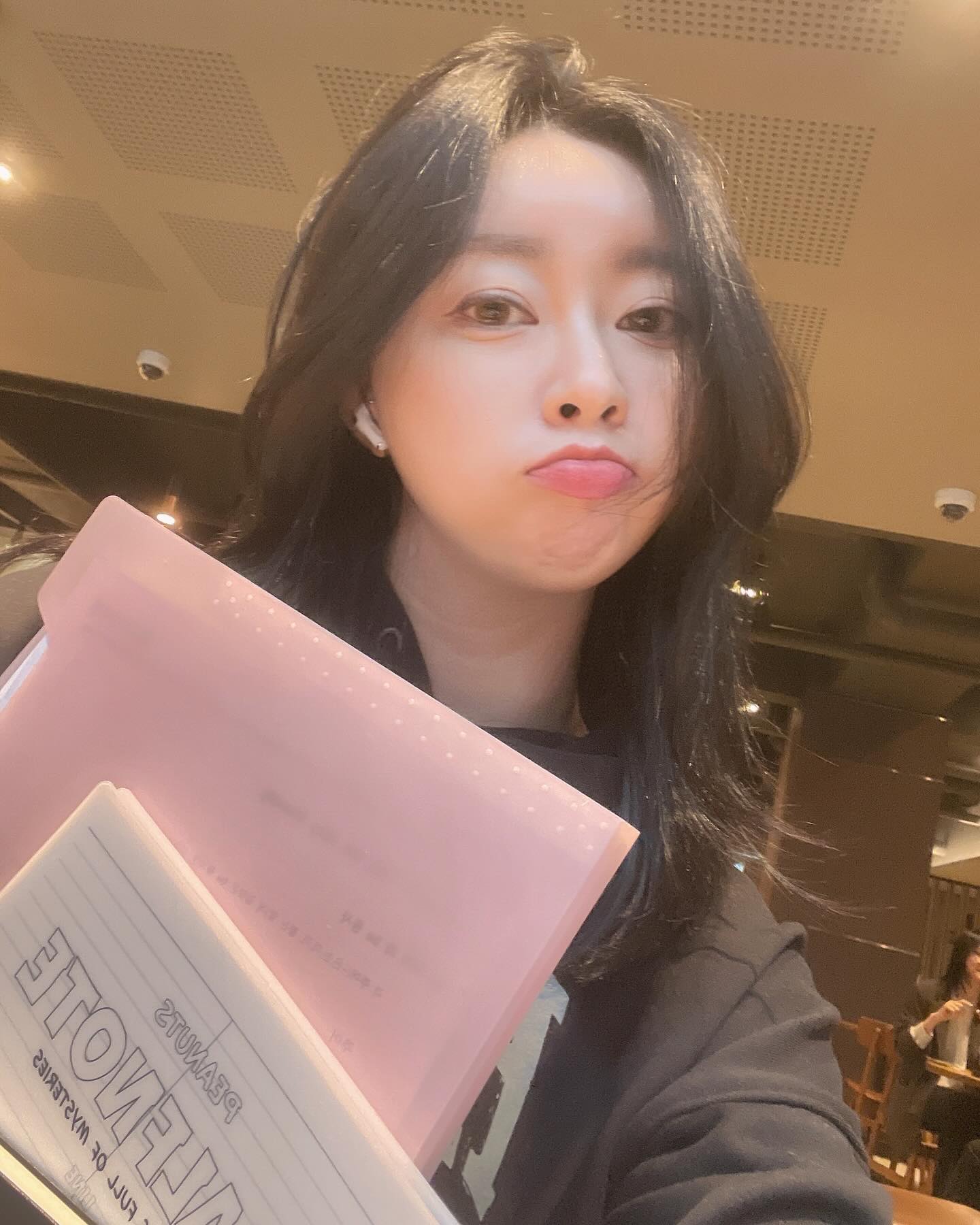 하고싶은 거 많고, 해야할 거 너무 많은 나✧•̀.̫•́✧
어렸을 때 부터 그랬었다
항상 하고싶은게 너무 너무 너어무우 많았다
이것도 해야하고, 저것도 해야지만 직성이 풀렸다
안배워 본게 거의 없는 것 같다
잘 배우지 않는 붓글씨 리코더 승마 스피드스케이팅 등등,,까지,,,

그런 내가 지금까지 잘하고싶다 배우고싶다 해보고싶다 하는게 있는데,
아직도 여전히 언제나 그렇듯 너어무우 못한다ㅋㅋㅋ ㅋ ㅋㅋㅋ ㅋㅋ
그래서 이번에 마지막이라고 생각하고 도전👊🏻👊🏻👊🏻
퇴사까지 하고 이게 맞는건가 싶지만!
인생 뭐 있어!!?!?? 못먹어도 고! 
나 짧은 인생 하고 싶은거 다 하고 살꺼야(งᐛ)ว (งᐖ )ว

이번엔 꼭 결과가 있어서 이 다음 단계까지 꼭 실행 할 수 있길,,🙏🏻
그리고 항상 내가 뭐 하고싶다, 배우고싶다 할때
단 한번도 하지마! 안돼! 한적 없는
나의 엄마 아빠🫶🏻🫶🏻🫶🏻 엄빠가 세상 최고야🖤🖤