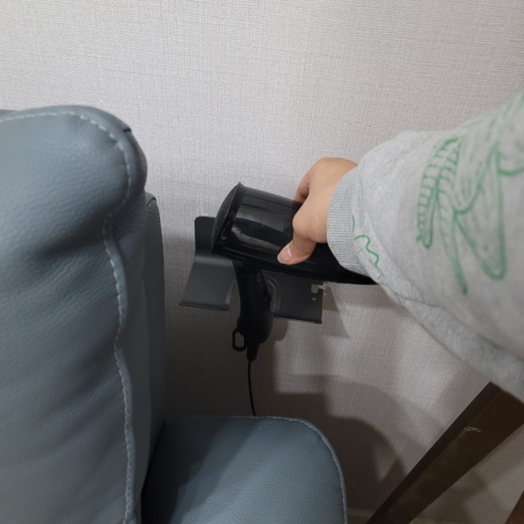하이어데코 드라이기걸이로 깔끔하게 드라이기수납했어요.