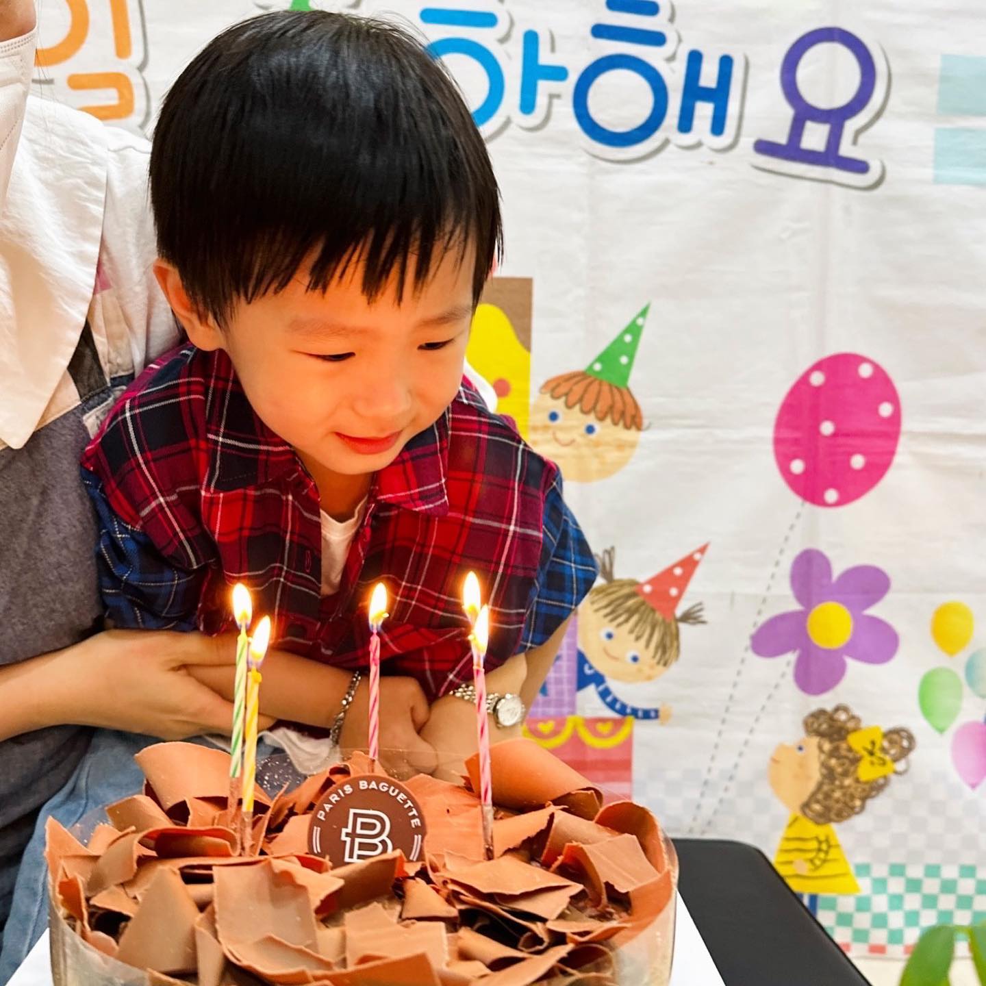 🎉Happy BirthDay🎉
추카추카해🤩울 아들렘의 4번째 생일
그리도 좋아한 경찰(?)아저씨들하고 
사진도 찍고 직접 차도 타보고 
생일파티까지!!
즐겁고 행복한 기억만 오래도록 기억하길🙏앞으로도 더욱 건강하고 멋진 ☀️이 
사랑스럽고 지혜로운 남자로 잘 성장하길 기도한다~❤️❤️❤️

#4번째생일🎂 #오늘은생일 #생일축하해
#행복한생일날🎉 #소원풀었네😊 
#경찰아저씨와함께👨‍✈️ #경찰차시승🚓 
#성공했네👍 #제대로입터짐😂 
#그리도좋아😆 #좋아하니행복하다