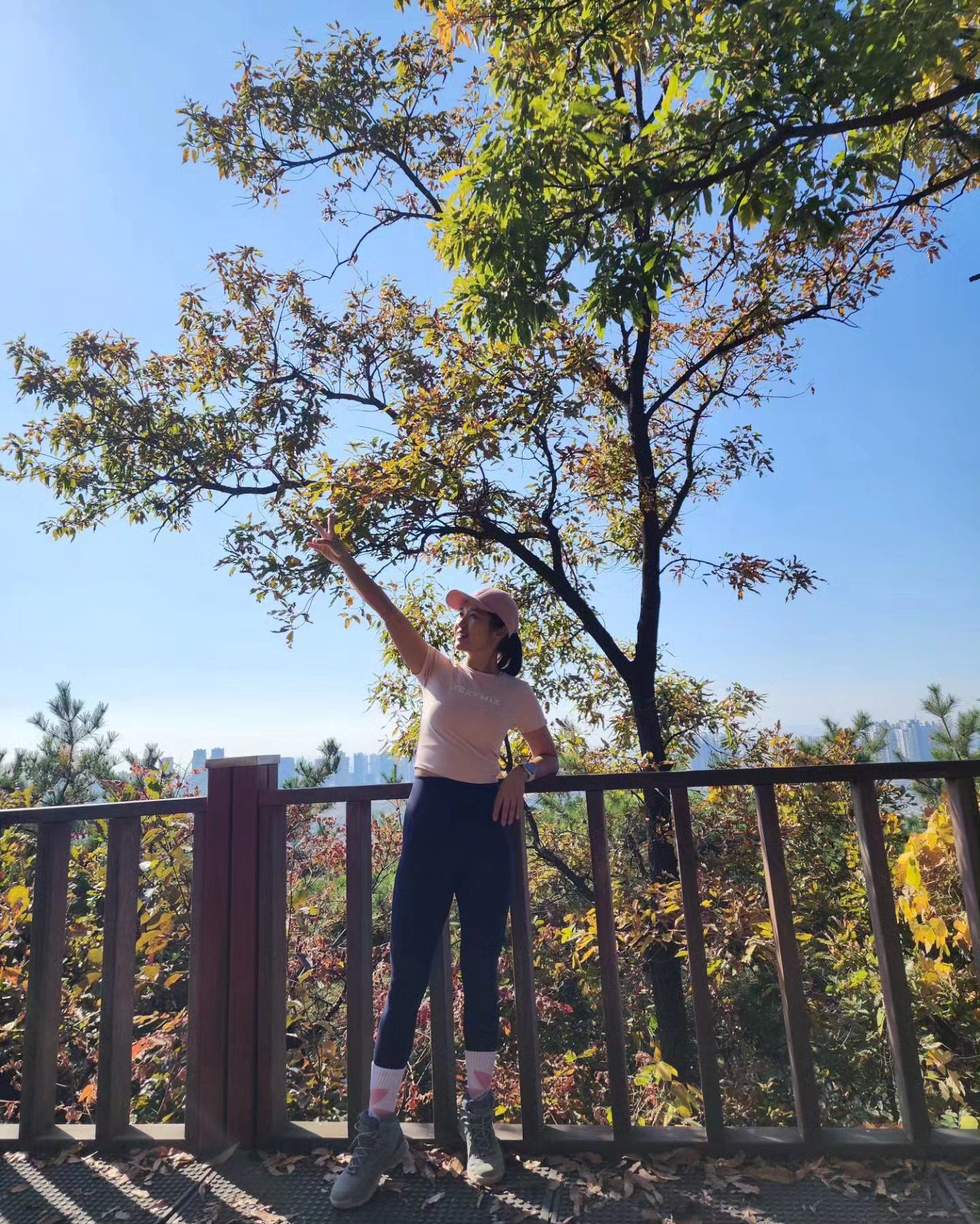 처음가본 청량산 ⛰️
 
생각보다 낮은데 첨부터 끝까지
계단지옥이라 깜놀 👉👈
빠짝 하체운동 한 기분!
 
 
아니, 그래서 바위 뷰는 어디냐구요 대체!!
길치부부 웁니다....👉👈
 
 
 
 
#햇살가득한집🌼 
#쭈다이어트프로젝트
#주말 #등산 #청량산 #가족취미 #family #⛰️