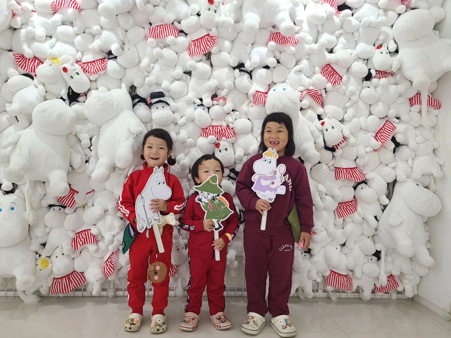 #비오는날제주
-
강풍주의라 오늘은 #제주실내관광지 
찾아 떠났어요. 비행기랑
우주선을 가까이에서 볼 수 있는
#제주항공우주박물관 #✈️
바로 옆 #무민랜드 까지 알차게
놀다보니 어느새 저녁시간😁
돌아오는 길에 #1일1바다
금능까지 들려 그동안 잘 키우던
소라게 풀어주고 돌아오기!!!
-
이제 집 갈 준비😭😭😭
가기 싫다아 벌써 한달이라니
.
.
.
#서은서쏭맘