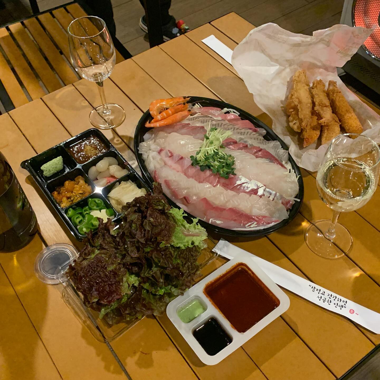 호텔에서도 잠 잘 자주는 서호 덕분에
육퇴 후 라운지에서 회랑 화이트와인 마시면서
둘 만의 여유있는 시간🥂

애기랑 여행하는게 힘들긴 해도
이런 시간이 주어지니
그래도 여행은 여행이구나 싶다🥹
#속초여행