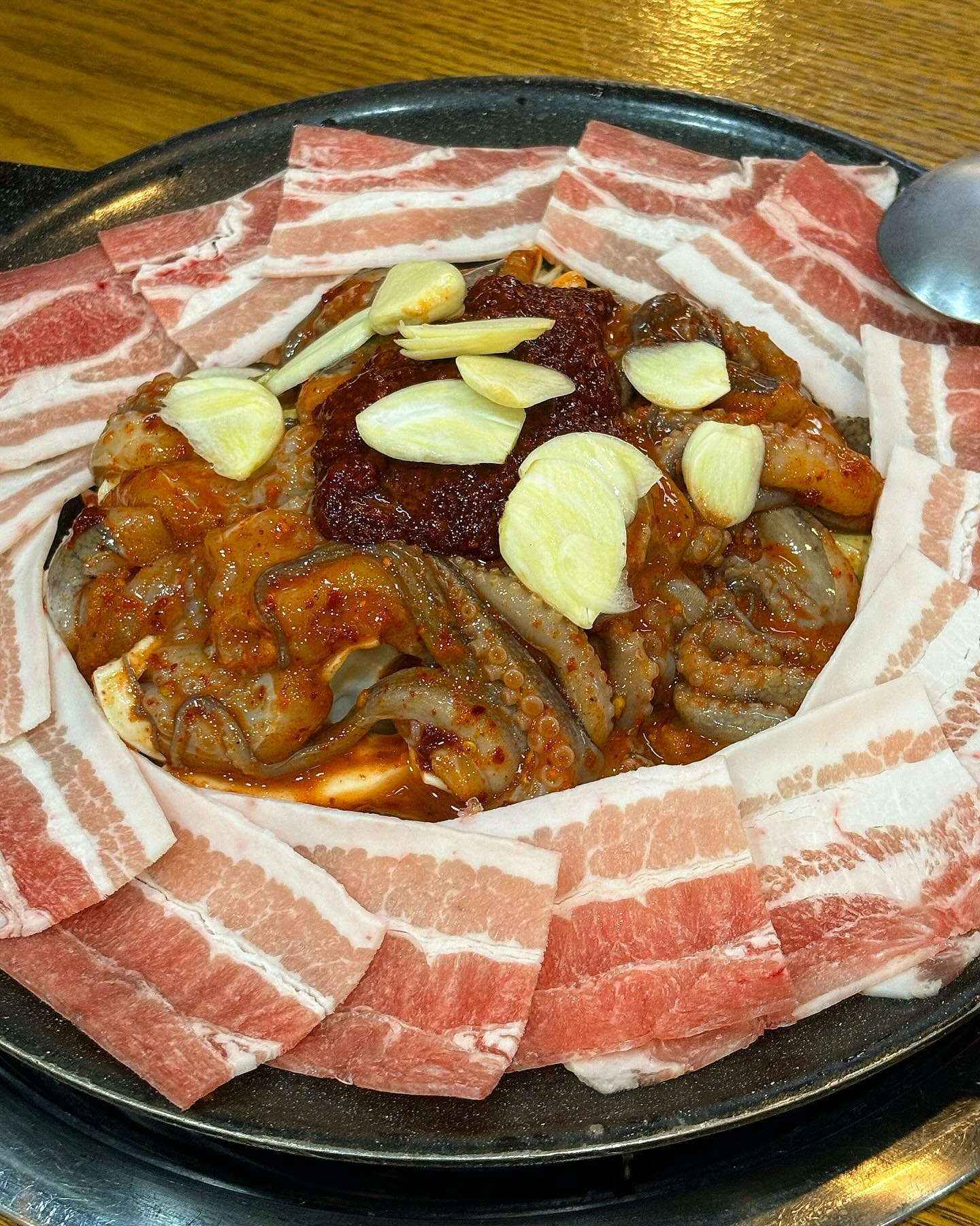 쭈삼협찬🥓🦑

회사에서 스트레스 받은날(?) 배는 안아프게 적당하게 매운 게 땡겼다

가산디지털단지 <서천집>으로 레고
가디역 10번출구랑 바로 연결되서 추위에 떨 염려도 없다!!🥶

실패도 없다.. !!! 오늘도 쭈꾸미 삼겹살의 매콤함에 빠져버린 우리🤤

쭈꾸미, 삼겹살도 잡내 없이 깔끔하지만 양념이 자극적이면서 계속 먹게됐다
상추랑 깻잎이랑 날치알이랑 싸서 먹어도 굿!

마요네즈 소스도 있는데 매울때 은근 어울림!!

볶음밥에서도 쭈꾸미양념 맛이 났는데
배터질거같은데 계속 먹었다ㅋㅋㅋㅋ 

계란찜도 폭신폭신💛💛🧡🧡
세트메뉴 추천!!

+1인분 포장시 무조건 2인분을 준다고 함!! 여긴 가야함다🧡😉

서천집🦑🐖
서울 금천구 가산디지털1로 168 우림라이온스밸리 A동 2층 212호

#금천구맛집 #가디맛집 #가산디지털단지맛집 #가산쭈꾸미 #금천구삼겹살 #금천구점심 #쭈꾸미삼겹살맛집 #가산점심