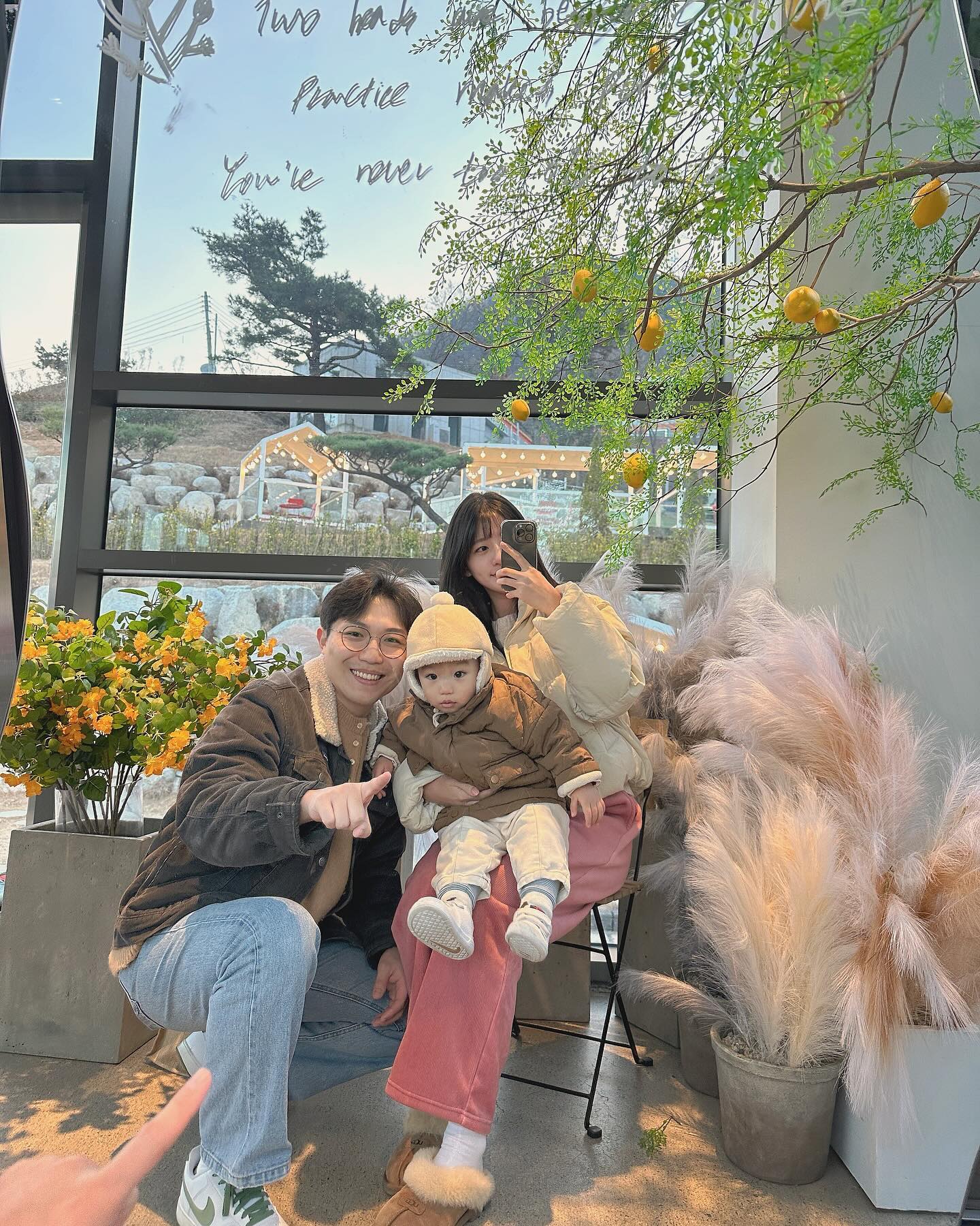 다 같이 사진 잘 나오기 넘나 힘든 것 •︠ˍ•︡ 
(그래서 내 위주로 고름. 이런 나 어떤디?)

요즘 이주니 앞 금기어 : 빵🍞
요즘 빵에 환장해서 빵 단어만 꺼내도 
달라고 울부짖음ㅠ_ㅠ 

근데 넌 맛있는 거 먹을 때마다 왜 하정우 먹방찍니?
눈썹 어디까지 올라가니?
