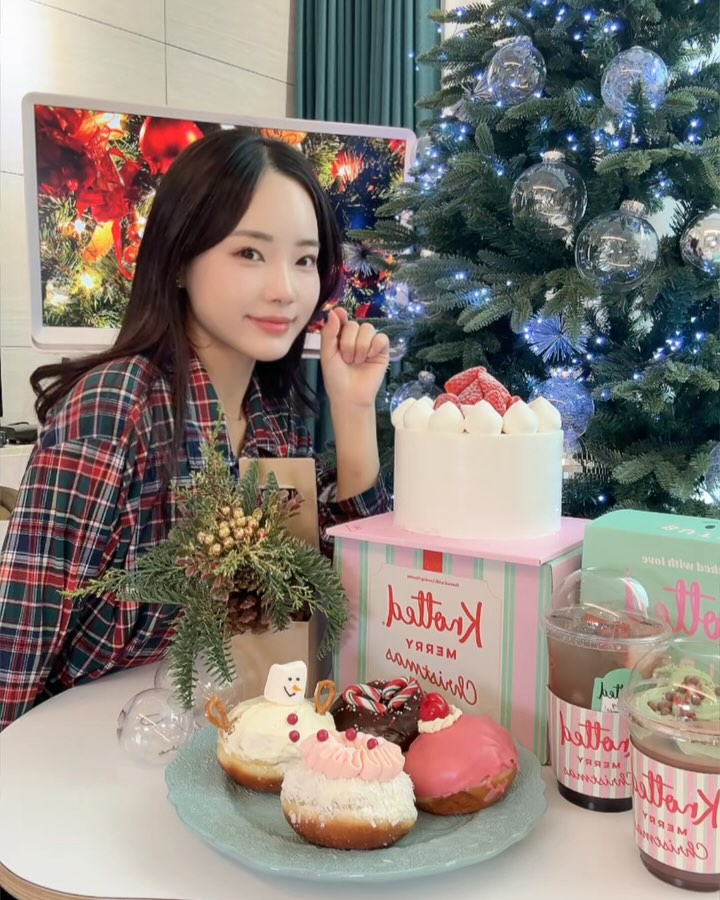 #협찬 cafeknotted_kr 
🍩🍰🤍
노티드랑 크리스마스 같이 보내자🎄❤️
노티드가 크리스마스를 도너츠와 케이크•음료에 귀엽고 사랑스러운 노티드만의 비주얼로 담았답니다🫶🏻
온가족이 연말분위기를 내며 즐길수 있는 디저트가 한가득!
도너츠는 말해뭐해 너무 유명하고 맛있는거 알잖아요❤️
제가 선택한 케이크는 스트로베리 스노우 케이크🍓 온가족용으로 추천!! 노티드만의 달콤한 맛이 케이크에도 그대로!🤍 아이들을 위해 너무너무 귀여운 나홀로 산타 슈가베어 눈여겨 보는중 이예요! 크리스마스 시즌 도너츠, 귀여워서 먹을 수 없어!!!! 
홀리데이 딸기 뱅쇼와 요즘 유행하던 두바이초콜릿 느낌의 메리 피스타치오 초코라떼 까지… 이번 크리스마스 너무 예쁠듯💚
광주 신세계백화점 지하에 오픈하여 부지런히 출발해서 오픈런 했었는데 크리스마스 시즌라인이라니…🤤 1차 사전예약 인기가 너무 많아 일찍 마감되어 2차까지 준비되어 있으니 미리 사전예약하고 노티드에서 센스있는 크리스마스 준비해보아요✨
🍩크리스마스 사전 예약 링크.
https://kko.kakao.com/QrhN5MO0dt

#노티드 #노티드크리스마스 #노티드크리스마스케이크 #크리스마스케이크 #크리스마스파티 #연말파티 #노티드신상 #이번주신상 #신상디저트