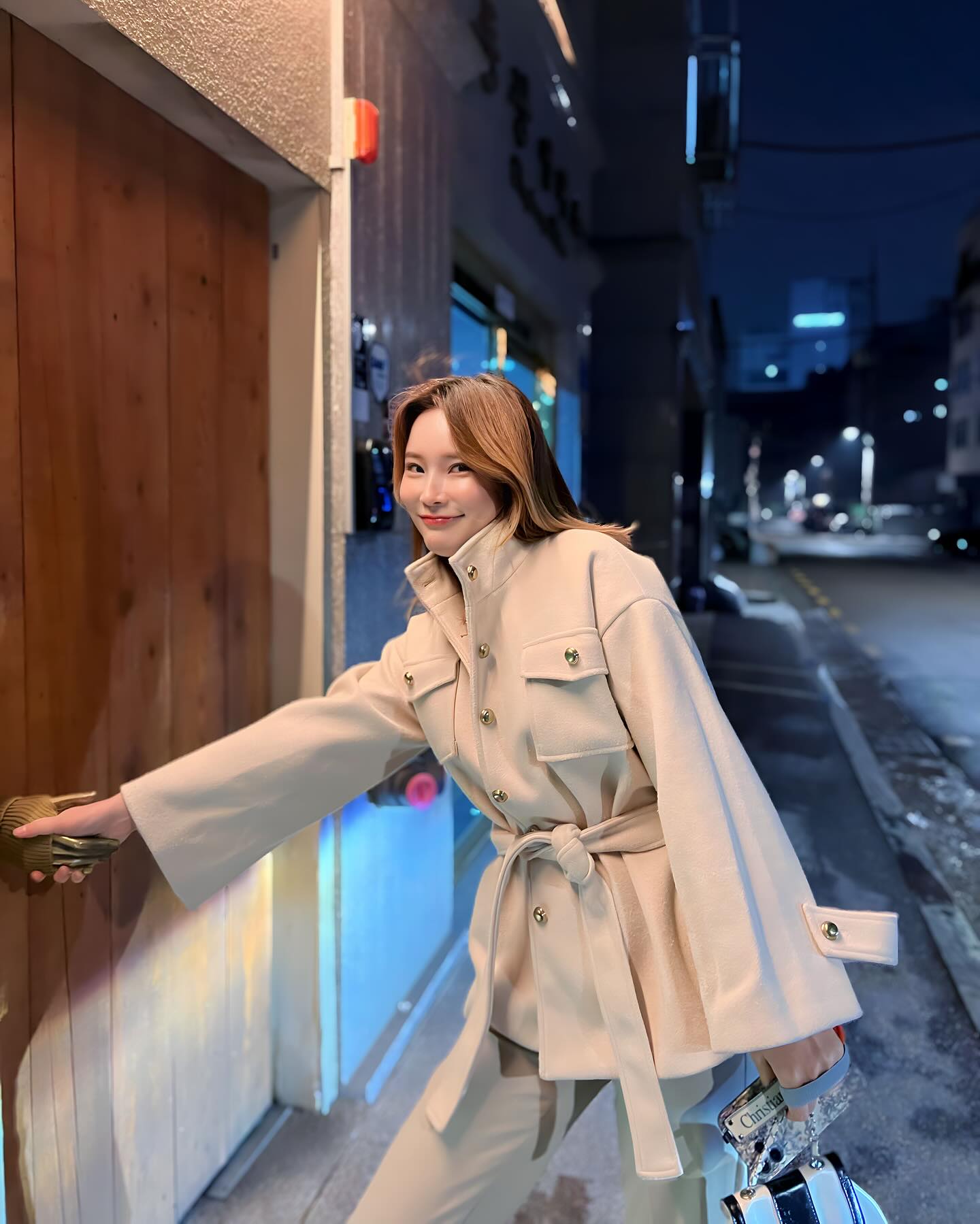 한식 오마카세 “뜻한바”
제철 재료들로 만드는 바 형태의 식당으로 한식과 일식 모두를 다뤄 매번 다양한 음식을 맛볼 수 있다고 해요.

1부 5시부터~ 2부 8시부터~ 로 진행되고 
5만 원대에 7가지 코스, 와인 필수 금액 별도, 음식 하나하나 정성 가득 퀄리티 

1. 손으로 장식되어 있는 문고리 
3. 음식이랑 너무 잘 어울리는 화이트 와인 “정말 깔끔한 맛”
5. 뚜껑은 열면 구름처럼 연기가 나오는 떡갈비 

📍서울 송파구 백제고분로 42길 6-9 동광 펠리스 101호
17:30 - 22:00시 운영, 매주 일요일 휴무
✓ 100% 예약제로 운영
✓ 가격 : 인당 58000원
✓ 주차 : 서울 송파구 백제고분로42길 5 송파여성문화회관

#오마카세 #오마카세맛집 #가성비오마카세 #코스요리 #한식오마케세 #뚯한바 #송리단길맛집 #뜻한바