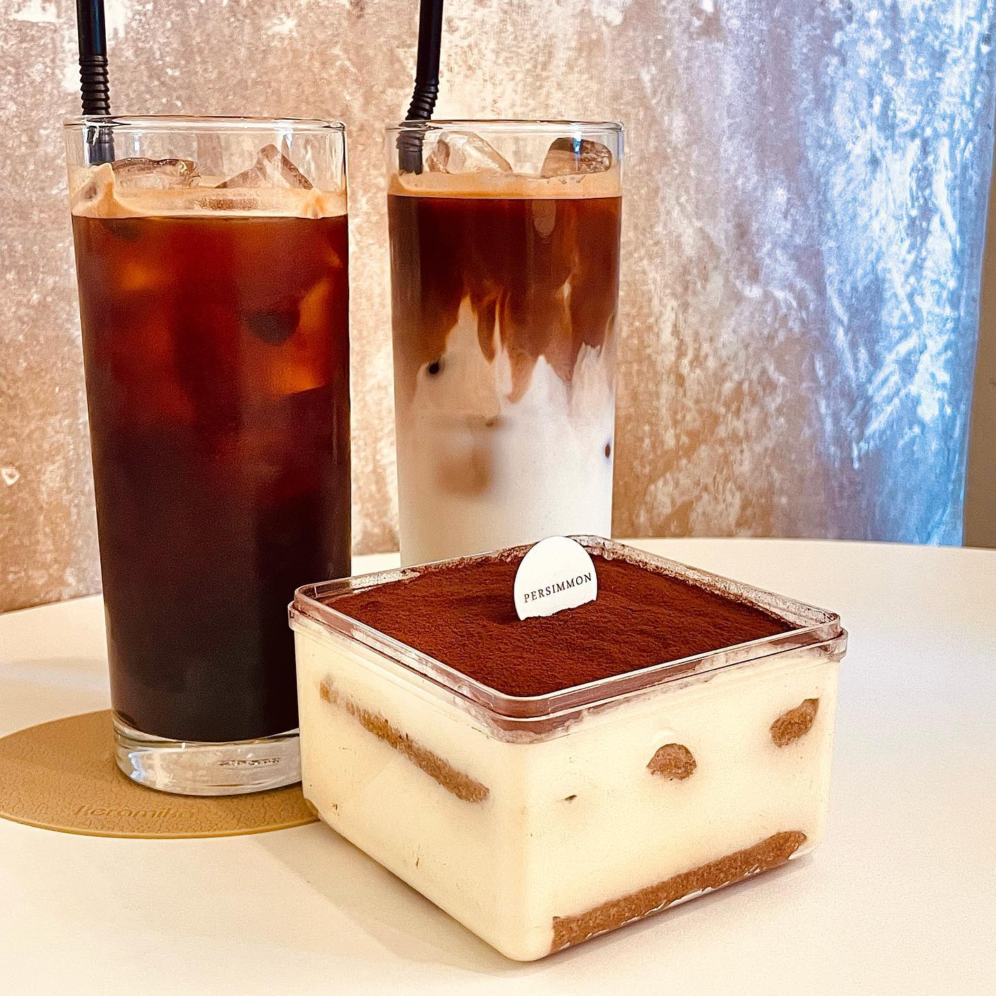 #협찬 🐷펄시몬커피

여러분 벌써 연휴의 끝자락이네요🥹
그래도 다들 맛난거로 가득하고 행복한 추석연휴 보내셨나요?!🤗

오늘은 출근.등교 전 달달함과 평온함으로 힐링하시라고
일산에서 디저트와 커피맛집으로 유명한
'펄시몬커피'를 소개해보려구요🙆🏻‍♀️

'펄시몬커피'는 밤가시마을보다 좀 일산병원 가는 방면 쪽에 위치한 카페에요
협찬으로 가기는 했지만 사실 주변 친구들에게도 듣고
일산에서도 맛집으로 소문이 자자한 곳으로 이미 유명하답니다
요기 디저트들은 모두 국내산쌀가루.유기농비정제원당.아몬드가루100%.동물성생크림으로 만들어진다해요😉

저는 이곳의 시그니쳐 디저트인 티라미슈와
그 맛을 제대로 즐기기 위해 아메리카노.라떼로 주문해보았어용
우선 얘기하고가자면 여기 티라미수의 정석이며 찐맛집입니다!!🤭

간혹 티라미수를 주문하면 크림 비중보다
시트의 비중이 너무 커서 퍽퍽함이 강한 경우가 있는데요
여기는 저 단면 보이시나요?!
진짜 크림 한가득하니 입에서 샤락 없어지더라구요😋

거기다가 에스프레소가 한쪽으로 쏠린다거나 하는것 없이
적당히 고루고루 퍼져있었구요
양이 과하지 않아서 쓴맛이 확 난다거나
아님 양이없어서 향이 안난다거나 하지않고
적당히~고소하고 은은하게 향긋하며 
크림의 부드러운 맛에 착 감기더라구요🥰

거기다가 저는 아메리카노를 마셧지만
이집 라떼 맛집이더라구요?!
적당한 고소함과 우유 비린맛 없이 비율이랑 조합이 적당한데
하....친구 라떼 넘 탐나던거있죠🤣

날이 좋아서 야외 자리 앉아계시는 분들도 계셨는데
안에서 보는 여름 끝자락의 분위기도 넘 좋은게
야외.실내 둘다 자리가 매력있어 한참 고민하다 앉은거있죠👍

나갈때쯤 갓나온 휘낭시에 향이 가게 안에 가득한데
진짜 침이 꼴딱하는것이 포장할까 내적갈등 되더라구요
배부른 상태라 잘 참았지만 조만간 또가서
이번에는 휘낭시에 먹어보려구용🫶🏻

단골분들도 많은거같고 혼자오셔서 공부하시는 분들도 보이고
분위기도 맛도 좋으니 충분히 그럴만하다 싶더라구요
여러분도 일산 '펄시몬커피'에서 디저트한입 하며 나른한 오후 어떠세요💛💛

#맛기록 #카페 #디저트카페 #유기농디저트 #수제디저트 #일산카페 #일산디저트카페 #일산카페추천 #일산커피맛집 #일산수제디저트 #일산유기농디저트 #고양카페 #고양디저트카페 #고양카페추천 #고양커피맛집 #고양수제디저트 #일산밤리단길카페 #밤리단길카페 #밤리단길카페추천 #밤리단길디저트카페 #밤리단길커피맛집 #일산밤리단길카페추천 #펄시몬커피 #일산티라미수 #일산티라미수맛집 #맛스타그램 #먹스타그램 #카페스타그램 #디저트스타그램