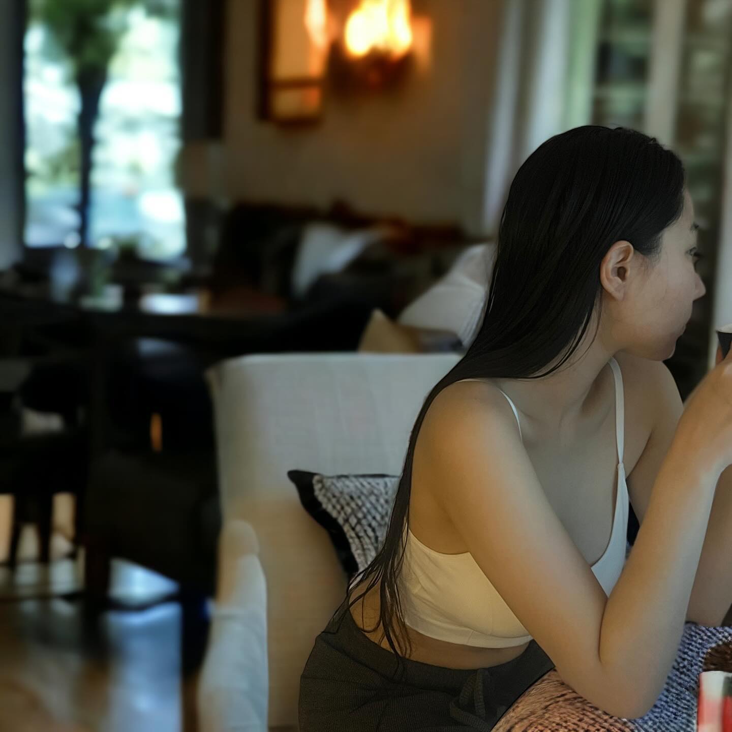 ⠀
실패없는 도로시와 자체제작🔥
핏이 너무너무 예쁘고 편안한
풀샷브라 볼륨업 서포트
⠀
짱짱하고 탄탄하게 잘 잡아주어
스포츠 브라로 입기 너무 조아요
⠀
일상시에는
사이즈는 조금 여유있게 입는 걸 추천☺️
⠀
#도로시와#dorosiwa #자체제작 #노와이어브라 #노와이어브라추천 #속옷추천 #속옷브랜드 #속옷브랜드추천 #속옷선물 #속옷 #여자속옷 #예쁜속옷 #애슬레져 #스포츠브라 #언더웨어 #브라탑 #브라렛 #운동 #헬스 #필라테스 #풀샷몰드 #풀샷브라 #브라 #브래지어 #운동브라 #운동룩 #볼륨업서포트