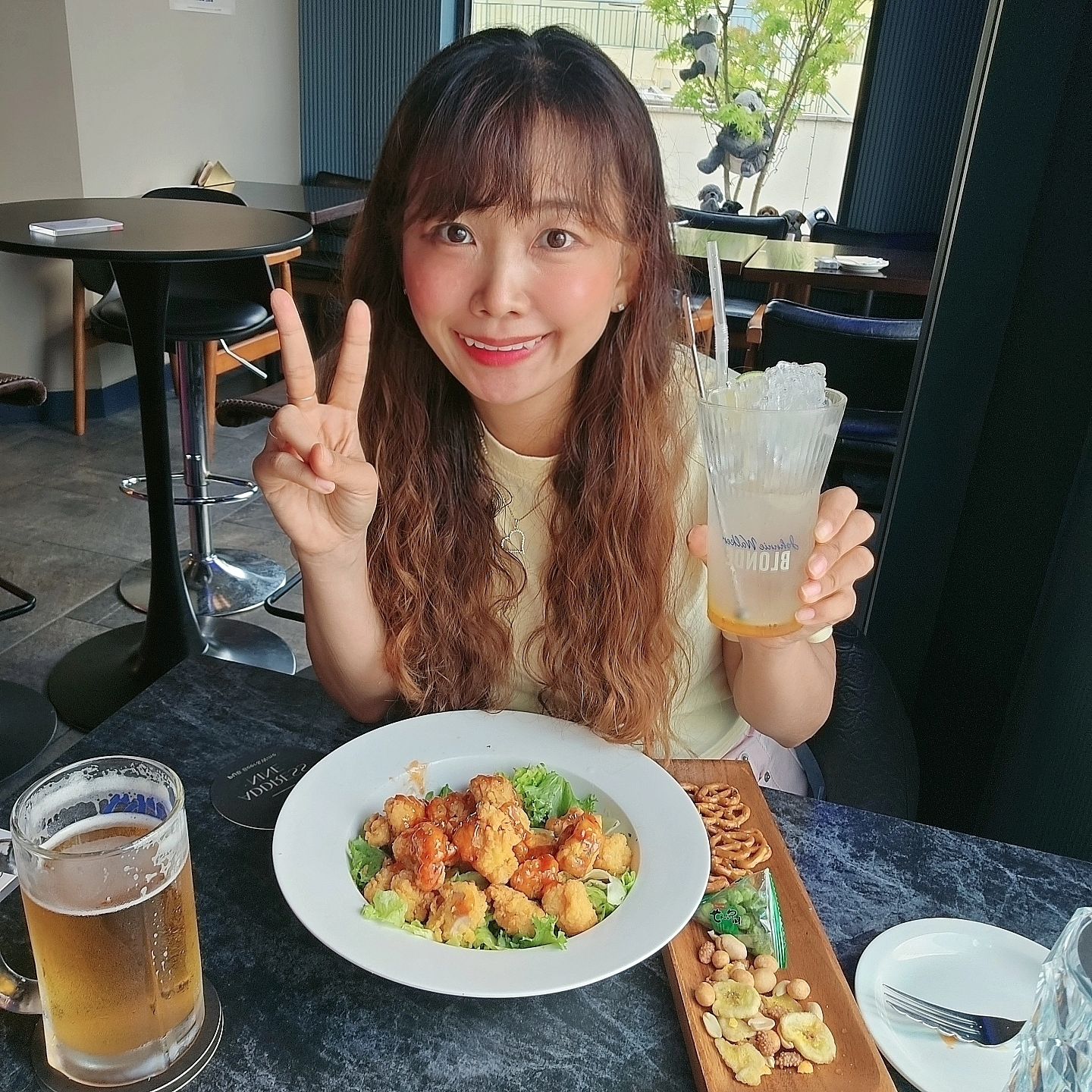 #협찬 #어드레스나인 #address9
#구월동술집 #구월동펍 #인천맛집 #인천펍 #루프탑펍 #모래내시장맛집 #구월동칵테일 #구월동라운지펍 #구월동후카펍

모래내시장역 근처 이쁘고 힙한 펍에 다녀왔습니다
바로 ' 어드레스나인 _ address9 '입니다
새로생긴 펍인대도 불구하고 손님도 많고 직원분들이 엄청 친절한 곳입니다
건물 전체가 어드레스나인으로 1층은 카페 2층은 펍 3층은 루프탑으로 이용가능합니다
2층 펍 창밖으로 팬더도 나무에 매달려 있고 루프탑도 밤에 감성 엄청좋을꺼 같아요 담엔 밤에 방문해봐야겠어요
매주 금요일은 라이브공연등을 진행해서 참 좋네요
물론 조용히 드시고 싶은분은 금요일 피하시면 될꺼같아요
저희는 보고 싶어서 일부러 금요일로 예약했네요 ㅎㅎ
주문은 아삭아삭순살치킨, 고르곤졸라, 벛꽃하이볼, 생맥주로 해봤어요
아삭아삭순살치킨은 조금 큰 팝콘치킨 스타일에 아래 샐러드 깔려 있어서 같이 먹을수 있어서 조합이 좋네요
고르곤졸라는 각종치즈 듬뿍에 꿀까지 나와서 찍어먹으니 정말 꿀맛이고요 ㅎㅎ
오늘은 금요일이라 라이브공연 눈 바로앞에서 불러주셔서 정말 좋았네요
노래도 엄청 잘하시고 훈남이셔서 더 감미로웠네요 ㅋㅋ
아 그리고 후카나 시샤가 맛있다고 하니 성인분들은 한번쯤 시도해보셔도 좋을꺼 같네요 ㅎㅎ
음식도 맛있는대 공연까지 무료로 볼수 있다니 정말 감성 폭발이네요
감미로운 음악과 감성 그리고 맛까지 잘 느껴봤어요

어드레스나인 루프탑
인천 남동구 구월로265번길 9 2층, 옥상
☏ 0507-1362-3777
매일 17시~02시
매주 금요일 컨셉파티_라이브공연(상세는 전화문의)