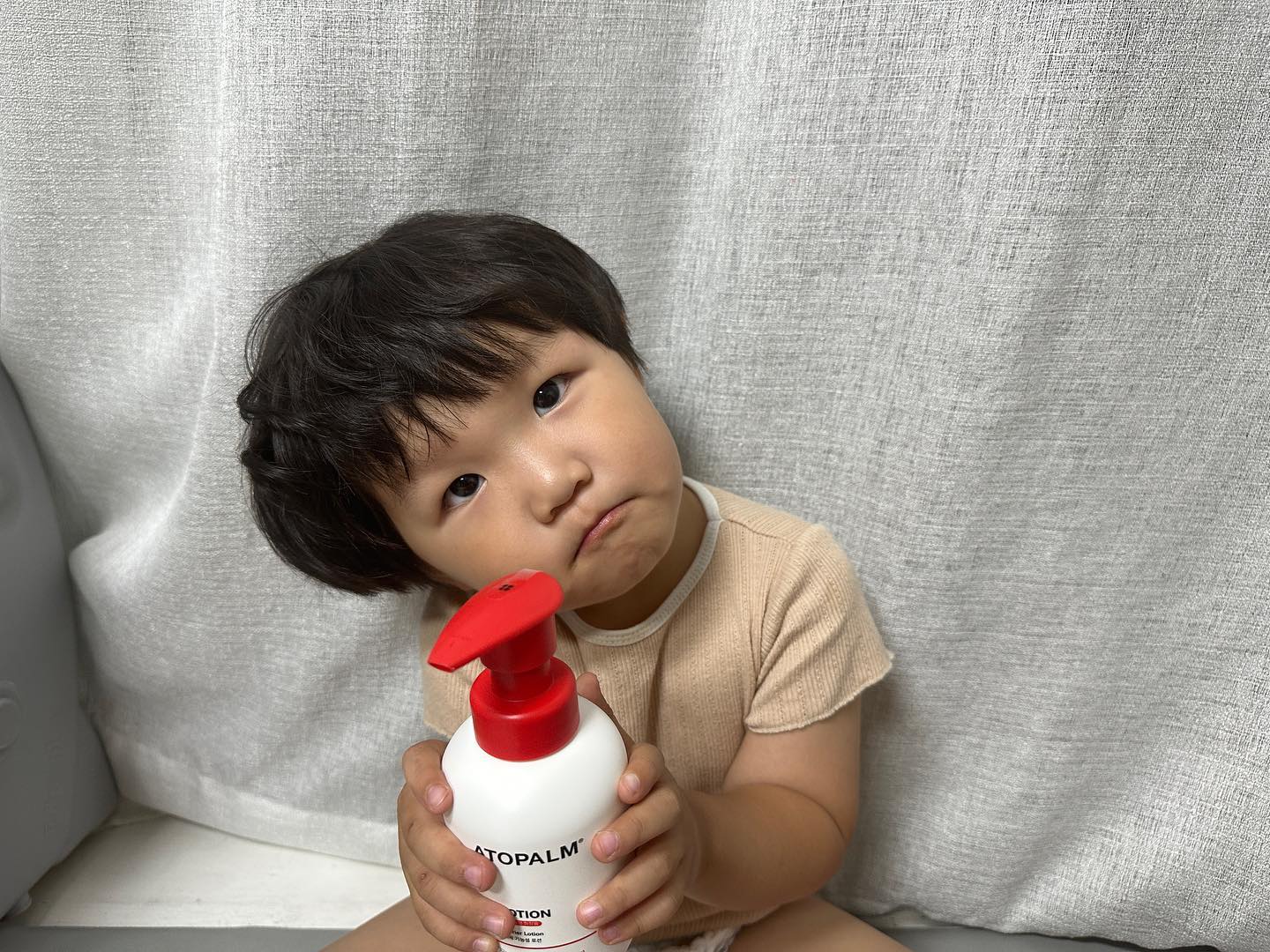 #협찬 #아토팜서포터즈 #아토팜 

안녕하세요 도빈맘이에요
일교차가 더 심해진 요즘이에요 
이런날은 아기들 피부가 건조해져서 간지러워하더라구요
그럴때, 더 보습을 철저히 해줘야겠죠 :) 
도빈이가 신생아부터 쭉 사용하고 있던 아토팜 MLE로션을 소개하려 해요
도빈맘의 솔직 찐 후기 입니다 ! 

아토팜은 패키지만 봐도 깔끔하고 신생아 아가에게
선물하기 좋은 유명한 브랜드에요

아토팜 MLE 로션은 피부 장벽 강화를 위한 MLE독자 기술로 산뜻하게 피부에 흡수되는 수분 보호막 로션이에요 

✔️ph 약산성 로션으로, 48시간 철통 보습으로 유.소아를 포함한 모든 연령대에 사용 가능해요
✔️사이즈도 200ml.300ml 대용량까지 있어서 원하는 사이즈를 골라쓸 수 있어요 

잔량을 최소화하여 알뜰하게 사용가능한 이중 구조 용기, 특수용기로 되어있어요

: 진공상태의 내용기가 공기 유입을 차단하여 외부 오염원을 차단 할 수 있고, 펌핑력을 높여 사용 후 잔량을 최소화 할 수 있어요

환절기에는 로션을 바르고 크림을 꼭 발라주고 있는데요 짜서 보기만 해도 차이가 느껴지죠 
크림은 로션에 비해 쫀쫀한 느낌이에요 
왼 : 크림 오 : 로션 의 제형이랍니다 ! 

보습부터 개선, 보호, 진정, 강화까지 피부를 스스로 건강하게 만드는 핵심 아토팜 MLE 로션 추천해요 

임산부 부터 신생아 온가족이 사용가능한 로션 아토팜 

'본 포스팅은 아토팜 서포터즈로 제품 원고료를
지원받아 솔직하게 작성된 후기입니다.'