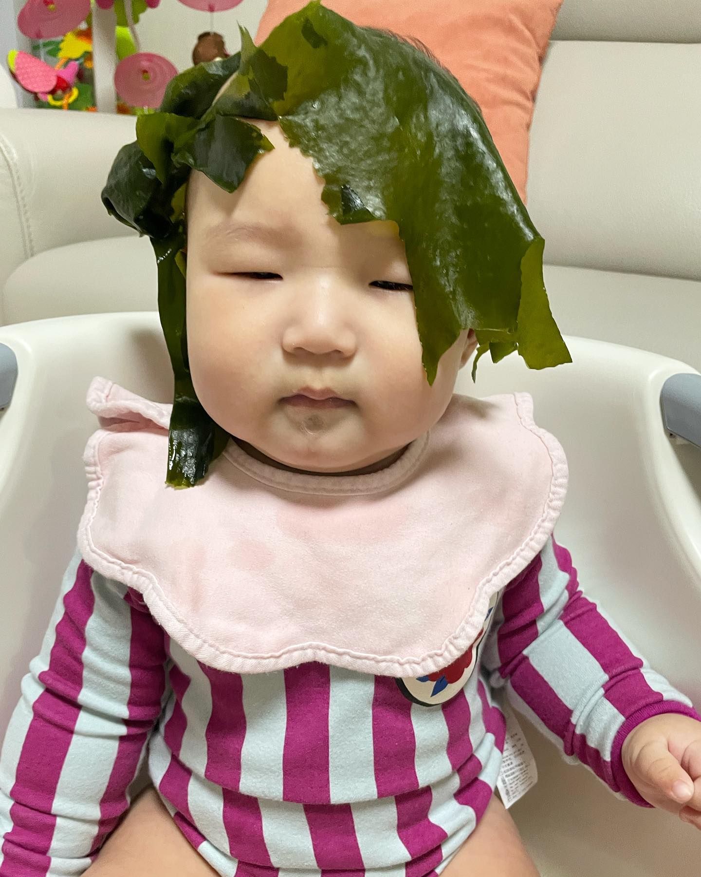 미역 레고머리 💚 #암쏘리베뷔😘 

#6개월아기 #6개월아기장난감 #6개월아기발달 #6개월아기장난감 #6개월아기놀이#촉감놀이 #미역촉감놀이 #엄마표놀이