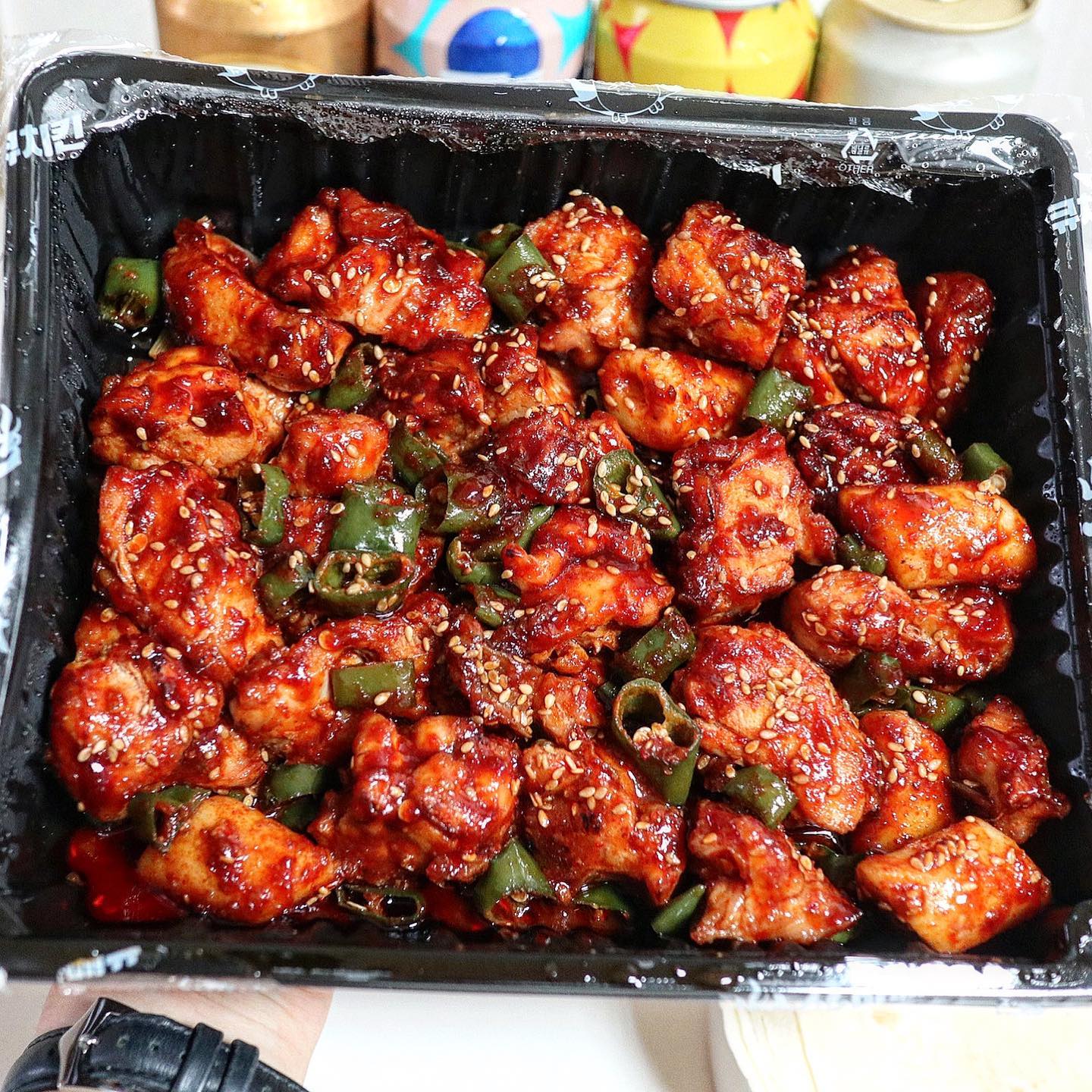 바베큐계 신흥 강자 등판(한국.ver)

#배곧맛집 #화신바베큐치킨 

새로 발견한 바베큐치킨 맛집⭐️
맛있게 매운 순살 100%닭다리살
인위적인 캡사이신 매운맛이 아닌
구운파와 고추 특제양념의 마성의
매운맛이라 마구마구 손이가요🔥
심지어 양은 왜이렇게 많은거야?

오븐에 한번 굽고, 양념으로 볶아
담백하면서도 감칠맛이 최고👍🏻
구운파랑 고추가 들어간 한국식
바베큐 느낌이라 완전 밥도둑임!

+양념에 한번 버무려주는 우동과
또띠아 세트는 꼭 필수 주문하기❗️
또띠아에 양배추 샐러드, 마요네즈
크게 치킨쌈 싸서먹으면 매콤함을
중화시켜줘서 맵찔이도 쌉가능🤤
심지어 1인 치밥, 치누들 메뉴까지
혼밥으로도 아주 좋았던 곳입니다

📌화신바베큐치킨 배곧점
⏰매일 15:00 - 03:00
📍경기 시흥시 서울대학로278번길 8 
2층 B-225, 226호
📞0507-1392-1281
⭕️단체석, 예약, 주차
🏷️양념 바베큐(화신맛) 소
750g +콜라 22,000원
🏷️우동사리 1,500원
🏷️치즈볼 3,500원
🏷️또띠아 쌈 SET 3,500원

#블로그협찬받았으나인스타리뷰는내뜻 #냥꾸먹방🍴 #바베큐치킨 #치킨맛집 #치킨추천 #치킨스타그램 #화신바베큐 #맛스타그램 #먹스타 #먹팔 #먹방스타그램
