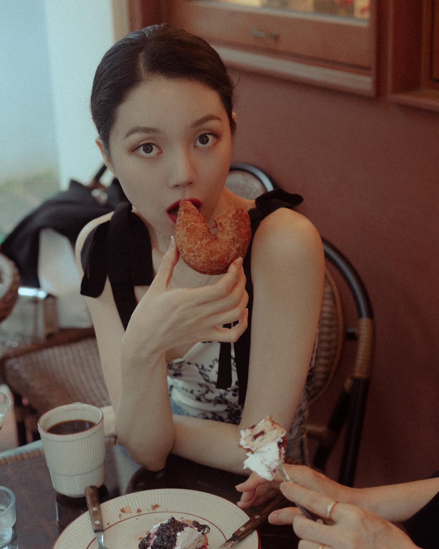 🥐☕️💐
-
어제 생파한 기념 #happybirthday #birthdayparty #frenchchic #fashion #filmphotography #카페스냅 #연남동카페 #연남동맛집 
-
Photo credit to april__jane