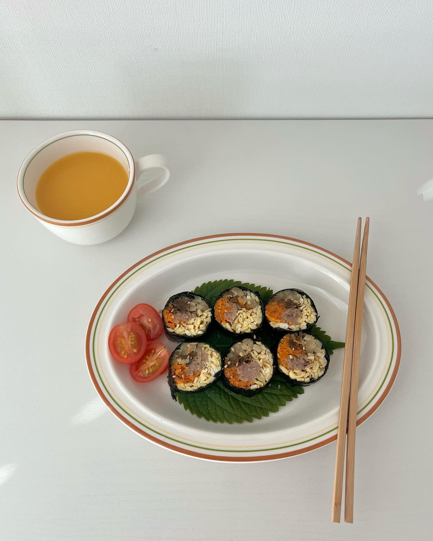 김밥싸는데 맛들린 요즘 🍙
⠀
밥대신 계란이랑 야채 듬뿍 넣어 건강식으로
만들어봤는데 이런맛이라면 식단 완전 가능 !!
아직은 예쁘게 싸는게 힘들어요,,
옆구리 다 터져도 맛있으면 성공~
무궁무진한 김밥의 세계 🫶🏻
#또뭘넣어볼까나
⠀
⠀
⠀
