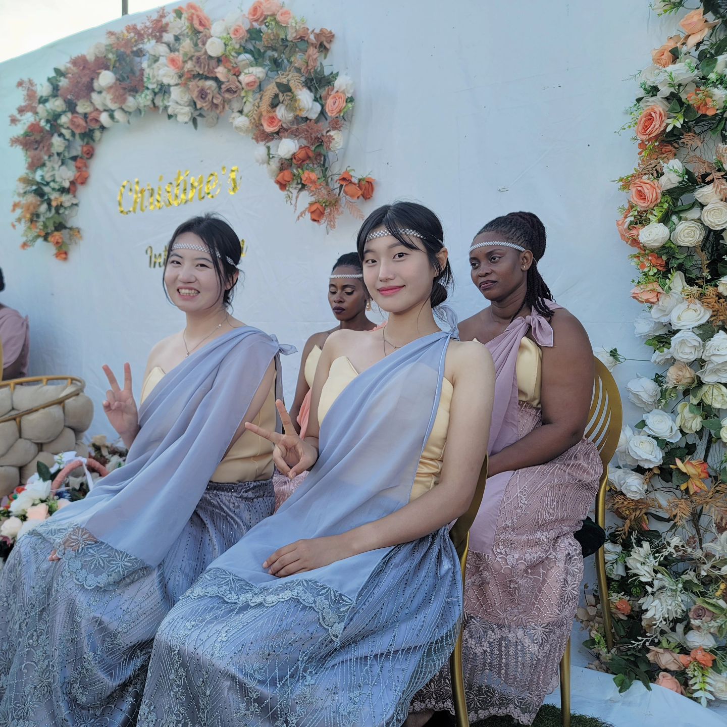Uganda Wedding Ceremony 🤵👰‍♀️

 우간다 결혼식은 하루종일 진행되고 60%는 춤을 계속 춘다.
어쩌다 난 신부 에스코트가 되어 전통의상입고 신부 뒤 졸졸 따라댕김 그러다 춤도 추고..우간다식 결혼식은 흥겹고 재밌고 감동도 있고 다함🥹 
다만, 너무 오래해서 조금 피곤함 ㅠ 하루 Introduction(이게 본식보다 중요하다고 함!)하고 다음날 본결혼식 또 치뤘음🫢 본결혼식은 에스코트 같은 거 없고 그냥 하객모드
결혼식 끝나고 하늘이 너무 예뻐서 찍음 우간다는 매일 하늘뷰가 너무 예뻐😭 신부 크리스틴도 너무너무 예뻤다🥰