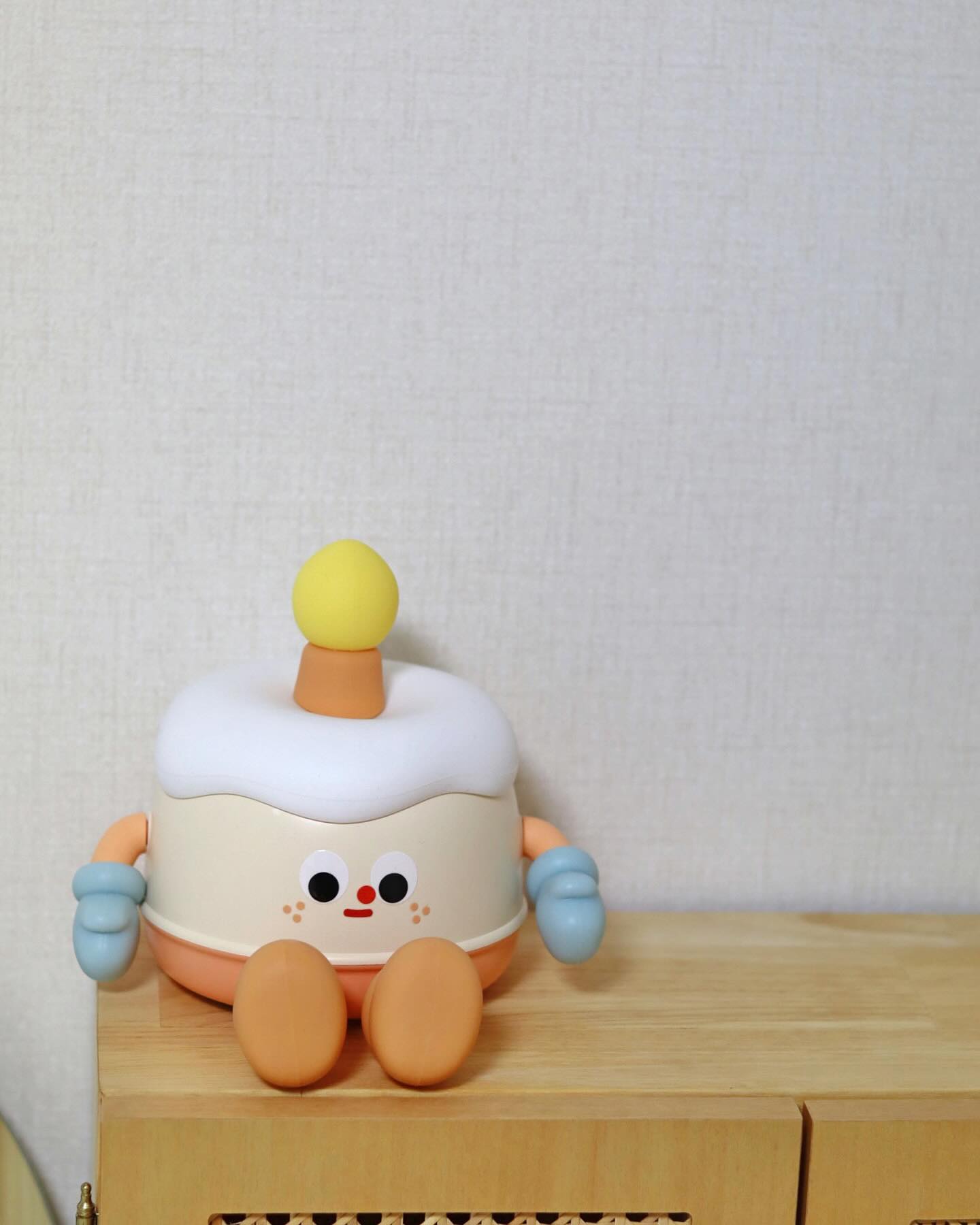 🧡

넘 넘 귀여운 케이크 수면등✨
말랑 말랑해서 
우리 유하가 신기해하고 좋아해요◡̈

한번 터치하면 밝기가 30프로
두번 터치하면 밝기가 60프로
세번 터치하면 밝기가 100프로

스위치를 길게 누르면 지속모드 
짧게 누르면 소등모드도 되는 
핸드폰 거치도 되고 
터치 방식으로 작동도 쉽고
기능을 많이 갖춰서 너무 좋네요😊🧡
　　　　　 
　　　　　 
　　　　　🎂 banilla_mountain 

#업체로부터제공받은제품입니다 #무드등추천
#밝기조절무드등 #바닐라마운틴 #취침등 
#수유등 #led무드등 #수면무드등 #터치무드등
