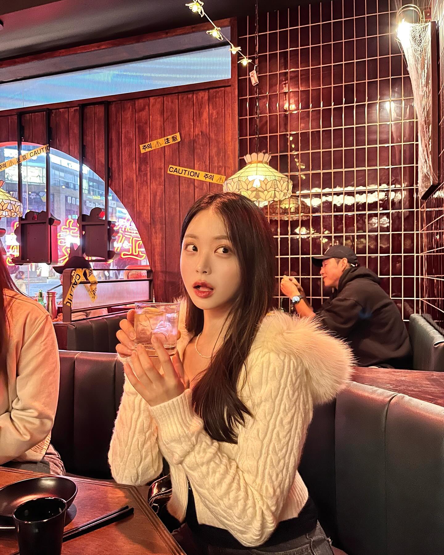 정신없이 바쁜 요즈음 •• 그래도 마라탕은 포기못해 ㅋ😎😋🩵

이날 입은 옷 너무예뻐서 스튜디오 고객님들도 물어봤당🥺
옷장 뒤졌는데 없어서 엥 ( ꒪⌓꒪)? 했더니 엄마가 이쁘다고 나몰래 입고나간 옷 ......*^^*

올겨울 아우터는 dayroze_official 🤍
예쁜옷 만들기 장인 ro.junghwa hyobli 🤍

옷 그만 만들어 주세요 ........ 내 통장 돌려내 ... .. ....🥺😭😭