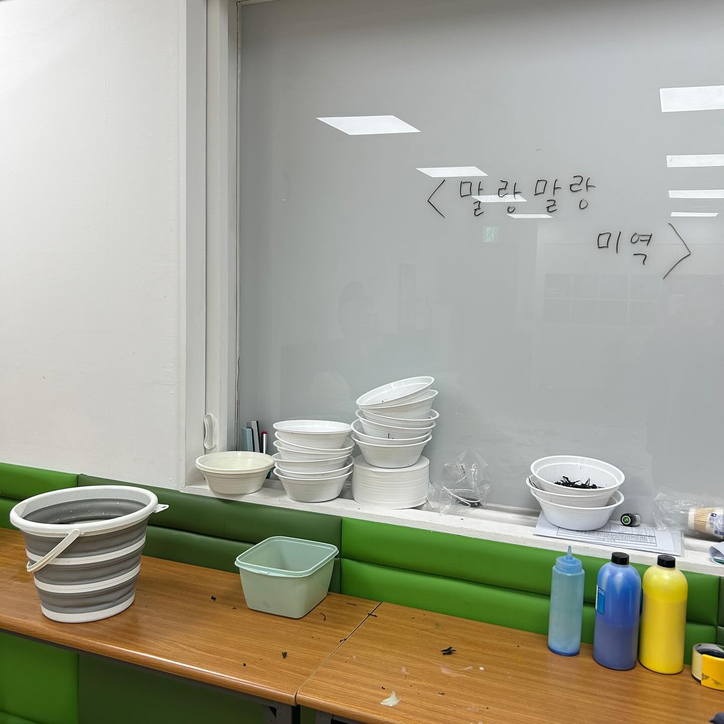 👶🏻D+385 55주0일 12개월25일🐯
넘나 밀려서 건너띄기된 육아일기..! 
아 몰랑 내일의 내가 언젠간 다 올리겠지🧐
유아차 방풍커버 어서 와랏🙏🏻
생애 첫 #문센1일차 
마른 미역은 바로 입으로 가져갈 정도로 괜찮은데 젖은 미역의 촉감을 낯설어하는 작은 사람👶🏻
마지막 풀 만질 때 다시 살아남✨😀
아기 옷도 내 옷도 지지해짐
근데 내가 더 녹초되는 거 맞는거지?!
니가 새로운 체험으로 재밌었다면 뭐🥹😴