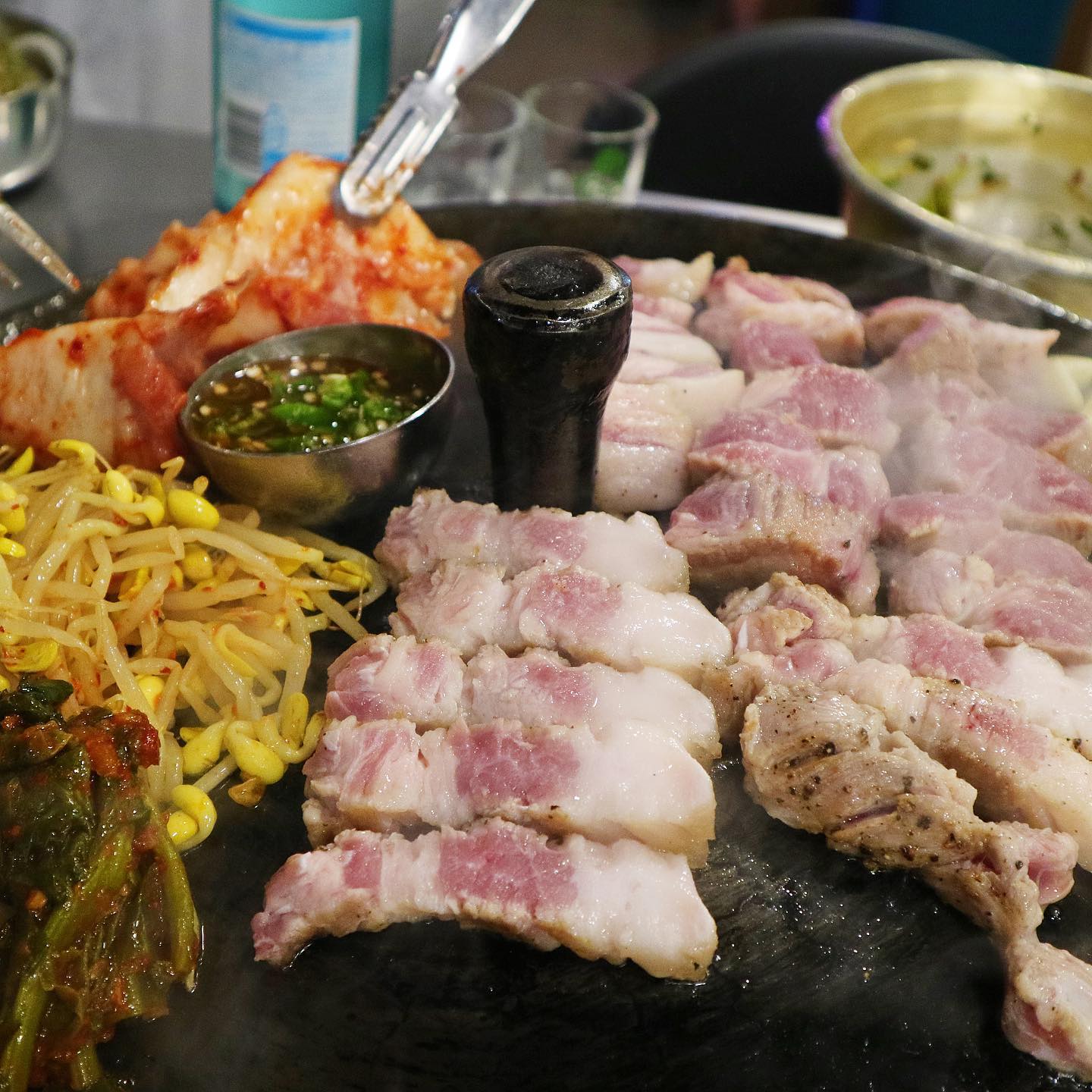 항상 지나갈 때 마다 손님이 많아서 궁금했던 목구멍! 저도 드디어 다녀왔어요 기름칠한 솥뚜껑에 삼겹살과 목살을 구워주시는데 왜이렇게 손님이 많은지 알겠더라구요 겉바속촉한 삼교비에 알싸한 갓김치 곁들여 먹으니까 느끼하지 않고 고기도 술도 무한대로 들어가요 …🐷🍻

📍목구멍 칠곡점
☑️ 대구 북구 동천로128
☑️ 미박삼겹살(1인분 150g/11.0) 특목살(1인분 150g/11.0)

.
.
#대구칠곡삼겹살 #목구멍 #목구멍칠곡점 #칠곡목구멍 #칠곡3지구목구멍 #칠곡3지구삼겹살 #칠곡3지구고기집 #칠곡3지구맛집 #칠곡맛집