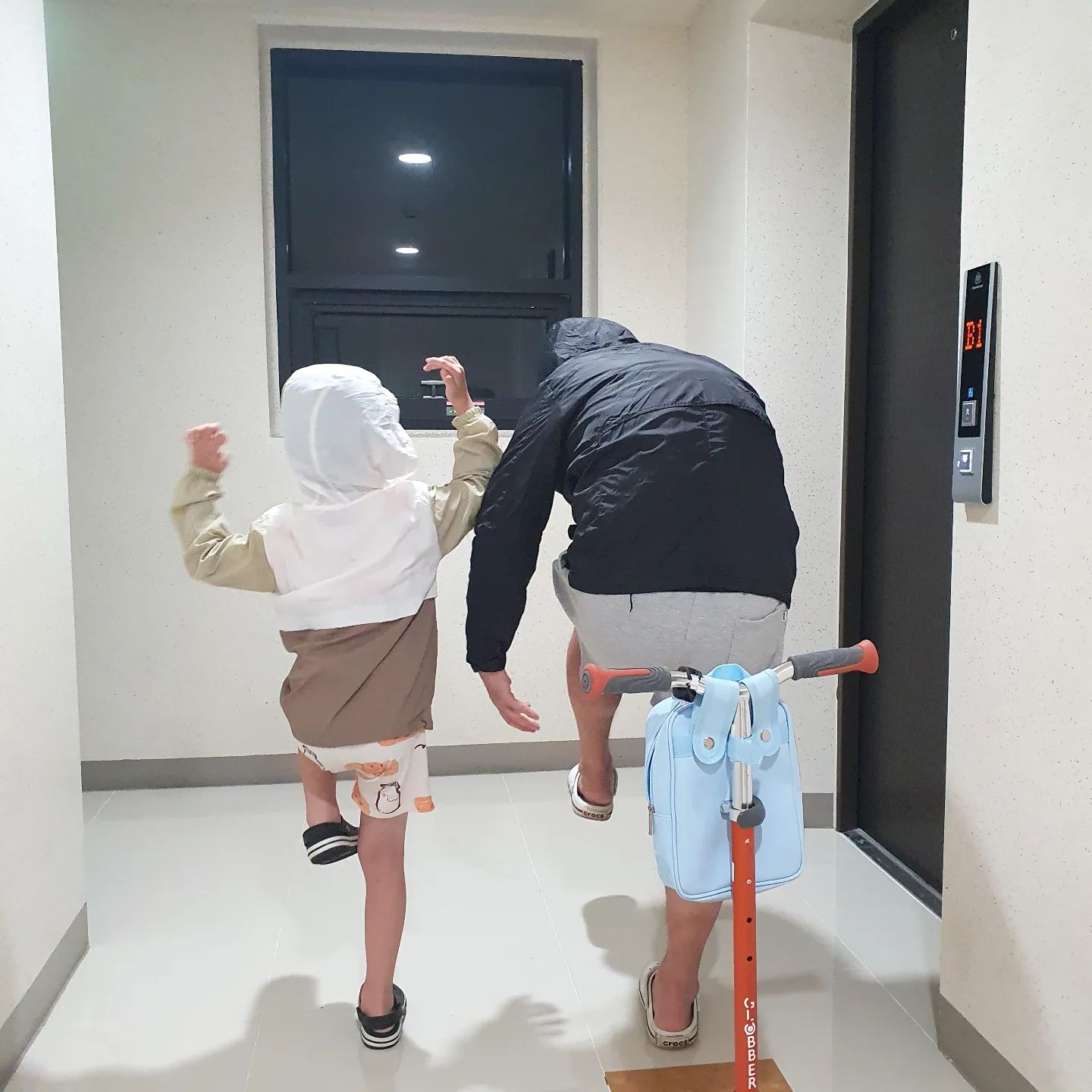 마흔살 차이 아빠와 아들 덕분에 오늘도 웃는다!!!

9살 터울의 둘째~
어느새 초등입학을 앞두고 있는데요
항상 환한 웃음을 보여주곤 한답니다~
요즘 부쩍 못생긴(?)표정을 짓곤 하는데
이 또한 귀엽게 느껴지네요

누가 봐도 아빠 아들임을
머리부터 발끝까지 몸소 보여주는 아빠와 아들~
이 순간이 너무 행복해 내맘속에 저장!!

7살 오늘의 너 & 8살 내일의 너도 사랑해~!

#함소아 #함소아함박전 #함소아공모전
#함소아제약 #육아공모전 #가족사진 #가족영상
#어린이건강기능식품 #청소년건강기능식품
#육아이벤트 #공모전 #성장기어린이 #바른성장