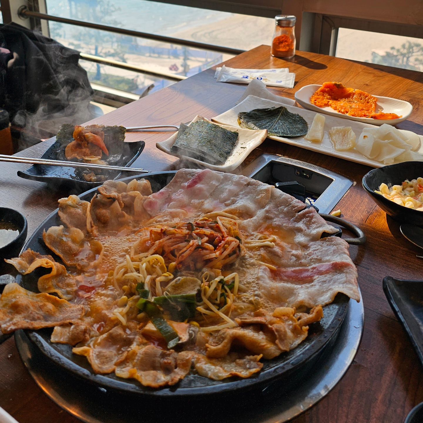 부산💙

📍갈삼구이 [부산 수영구 민락수변로 7]
오픈런해서 광안리해수욕장 뷰를 보며 먹은 갈미조개와 전복, 삼겹살 ㅠㅠ
조개를 좋아하는 나에겐 너무나도 맛잇었던 음식

📍범전동오뎅집 [부산 중구 구덕로 84 범전동오뎅집]
뜨끈한 어묵과 곤약이랑 물떡, 스지까지 겨자에 찍어서 맥주랑 먹으면 기가막히죠

📍달인막창 광안리점 [부산 수영구 광안로 15-1 1층]
그냥 지나가다 먹었는데 지금까지 먹어본 곱창집중에서 탑인듯
볶음밥 필수임

📍샌디스 [부산 수영구 남천바다로 38-1 5층]
부산에서 유일하게 갔던 카페 또가는 곳..
시간이 없으면 포장이라도 해서 먹어야하는 케이크맛집

📍광안리해수욕장에서 먹는 국밥
아무거나 먹어도 맛있음

⠀
⠀
⠀
⠀
⠀
⠀
⠀
⠀
#특파원우여사_부산 #우여사맛집 #부산여행 #광안대교 #광안리해수욕장
#갈삼구이 #범전동오뎅집 #달인막창 #샌디스 #광안리맛집 #부산역맛집 #광안리카페 #부산케에크맛집
