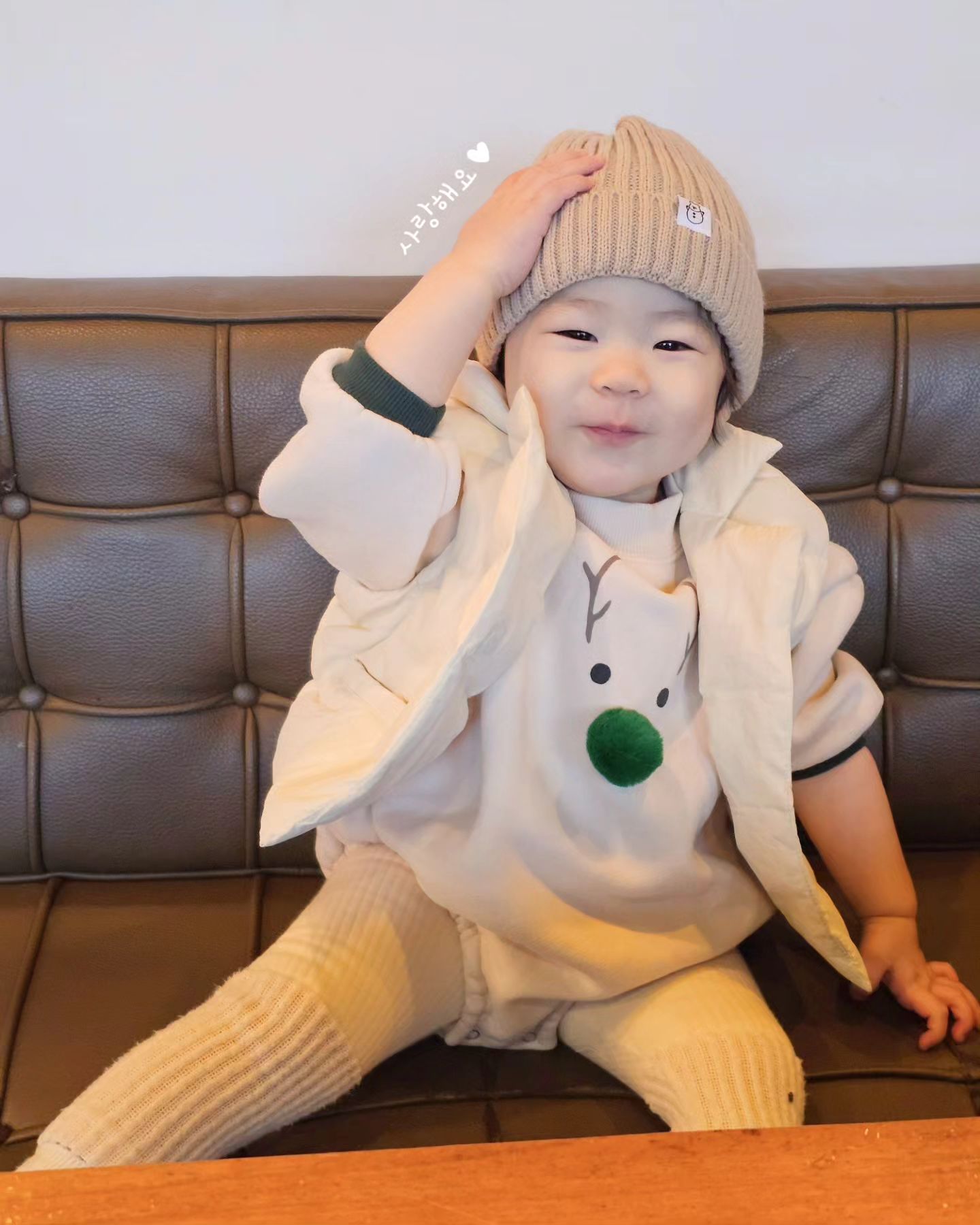 하렴이 카페왔다렴ꔛ
크로와상 먹고 기분좋아서 애교발사.ᐟ 🥐
당 올라서 신난 표정 소듕해🤗

열도 떨어졌으니까
이렇게 종종 데이트하러 나오자🫶🏻

하렴이 인생 488일차
2023.11.29
