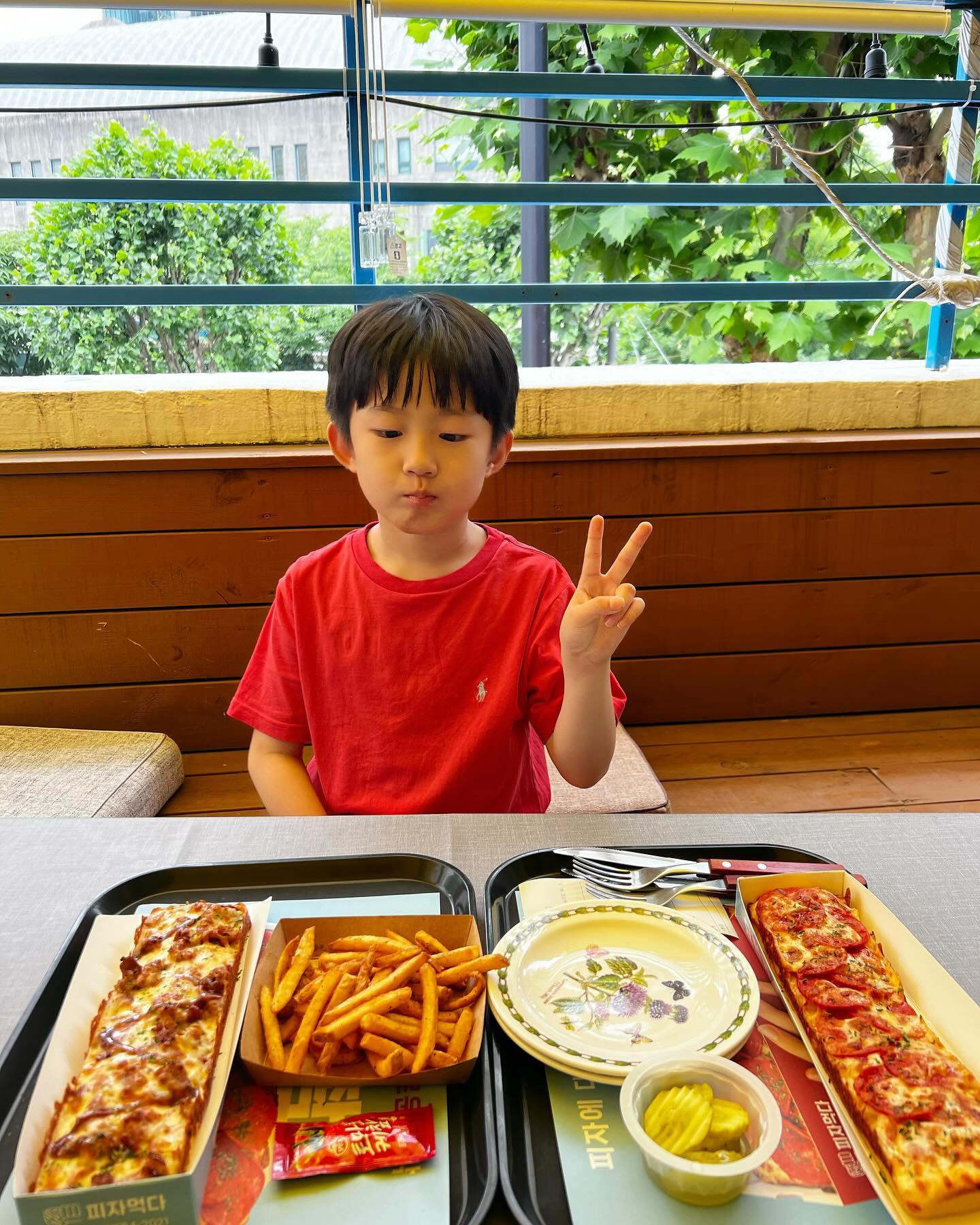 #협찬 성수동 ’피자먹다‘ 🍕아이랑 방문했어요!^^ 성수동 피자먹다엔~ 특별한 무엇이 있는데요!

바로! 루프탑이 있답니다^^ 야외테라스에서 피자랑 파스타 그리고 라면도 먹을 수 있는! 감성 넘치는 루프탑이에요^^

그리고 이곳만의 이벤트는 바로!
달고나를 만들 수 있는 건데요!🤣🤣🤣
저! 사실 우주랑 달고나는 처음 도전해봐요. 

오징어겜을 생각하며 ㅋㅋㅋ 우주한테 만들어주겠다고 큰소리쳤눈데👉👈 하아
어렵더라고요. 그...모양찍기 타이밍을...

겨우 어케 만들어선 우주한테 보여주었어요.  이런~💩✋엄마😭😭😭

그래도 아이랑 달고나만들기 재밌었어요.
집에선~ 어림없죠. 🤣🤣🤣

저랑~우주는 이곳에서 먼저! 피자를 하나씩! 시켰어요! 저는 페퍼로니~🍕 우주는!
불고기 피자^^ 

세로로 먹을 수 있어서 먹기 너무 편했고!
사이드 감튀는 바삭~바삭! 

페퍼로니는 순삭했고 불고기도 아이가 좋아하더라고요^^ 저는 이날! 피자 하나하고 감튀먹고! 망한? 달고나들 먹다보니🤣

배불러서😋 저녁은 생각두 안 나더라고요! ㅎㅎㅎ 우주랑 남편만 먹고 저는 일찍 저녁스킵했답니다~🤣

요즘 피크닉가기에 좋은 날씨인데... 성수 피자먹다에서 테이크아웃해서 서울숲서 드셔보세요^^ 먹기편한 스타일이라 추천해드려용!👍👍👍

#1인피자 #피자먹다 #네모피자 #이색피자 #디트로이트피자 #피자맛집 #사각피자 #eatpizza #피자맛집 #피자 #pizza #뚝섬역맛집 #서울숲 #서울숲역맛집 #에스엠타운맛집 #성수동맛집 #피크닉 #성수맛집 #피자먹다성수점 #핫플 #핫플레이스 #25cm피자 #피자맛집추천 #서울맛집 #서울피자#힘내오늘0601
