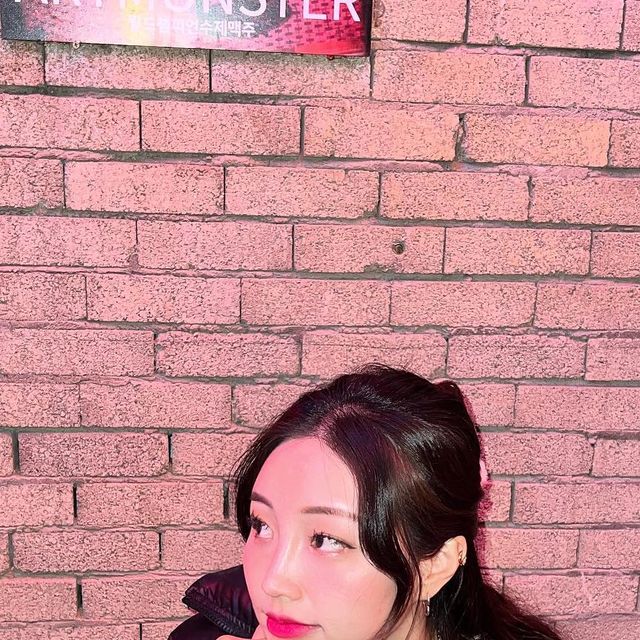 현지(현디)🇰🇷 on Instagram: "#광고 홍콩을 갈 수 없어서 강남에서 느끼고 왔다지🖤 인테리어 갬성이 딱 MZ 그자체임✨ 맛있는 맥주에 치킨과 피자도 못참아!🍗🍕🍻 맥주 종류가 많아서 선