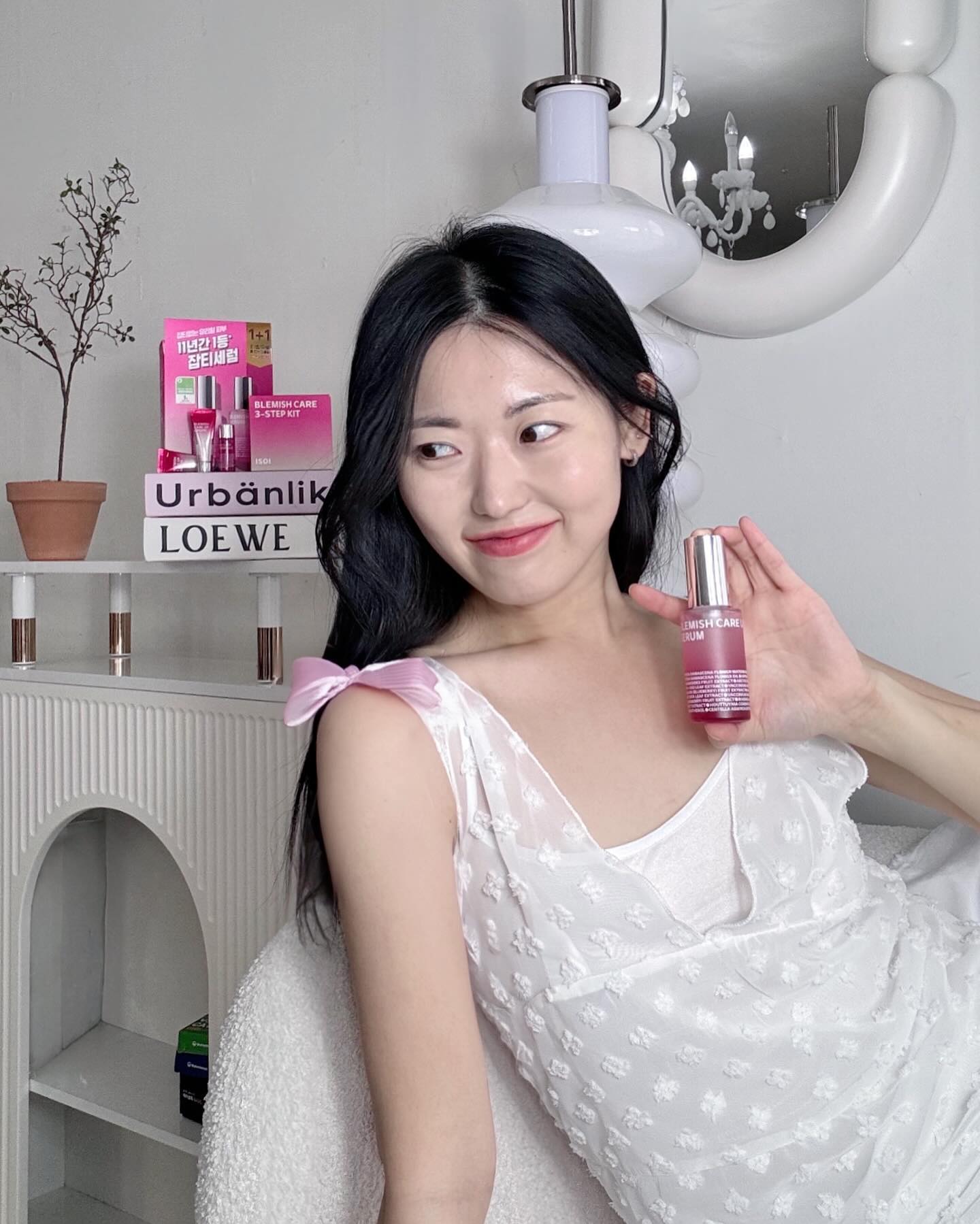 #광고 화창한 봄날, 피부까지 빛나게 해주세요❀*₊ 아이소이 잡티세럼 1+1 기획세트가 올리브영에서 단독으로 출시되었다는 소식 전해드려요ෆ⸒⸒ 일교차가 커지면서 피부가 건조해지고 잡티가 더 두드러져 보이는 것 같아 고민인거 저뿐만아니죠? 전 특히 민감한편이라 잡티 케어 제품을 선택하는데 어려움을 겪었죠🥲
이럴 때 딱 만나게된 아이소이 잡티세럼은 잡티부터 피부결, 톤, 투명도까지 한 번에 케어해주는 제품인데요. 특히 민감한 피부에도 사용할 수 있다는 점이 마음에 들었어요ෆ̈ 아이소이 잡티세럼은 올리브영 에센스/세럼 부문에서 11년 연속 누적 판매 1위를 기록한 제품이에요. 일시적인 효과가 아닌, 꾸준히 개선되는 효과를 볼 수 있다는 점에서 많은 사랑을 받고 있는데요!
저 또한 꾸준히 사용하면서 화사해진 피부톤을 제일 먼저 느꼈답니다♡ 마치 유리알처럼 투명하고 촤르륵 빛이난달까요?⁺⊹˚.⋆ 민감한 피부이지만 잡티, 피부톤 개선을 위해 순하고 효과적인 제품을 찾고 있는 분들에게 아이소이 잡티세럼 정말 추천해요  𐦍༘💗ིྀ 

✅지금 올리브영에서 단독 최.초.로! 출시된 아이소이 잡티세럼 1+1 기획세트(잡티세럼 30ml+30ml 총 60ml)를 만나보세요! 온라인몰에서 구매하시면 3 STEP KIT를 함께 받아 보실 수 있어요 (4월 1일부터 선착순 증정)

isoi_official 
#아이소이 #잡티세럼 #올리브영 #올영세일 #올리브영추천템 #스킨케어 #세럼추천 #미백세럼 #안색톤업 #비건화장품 #비건뷰티 #isoi