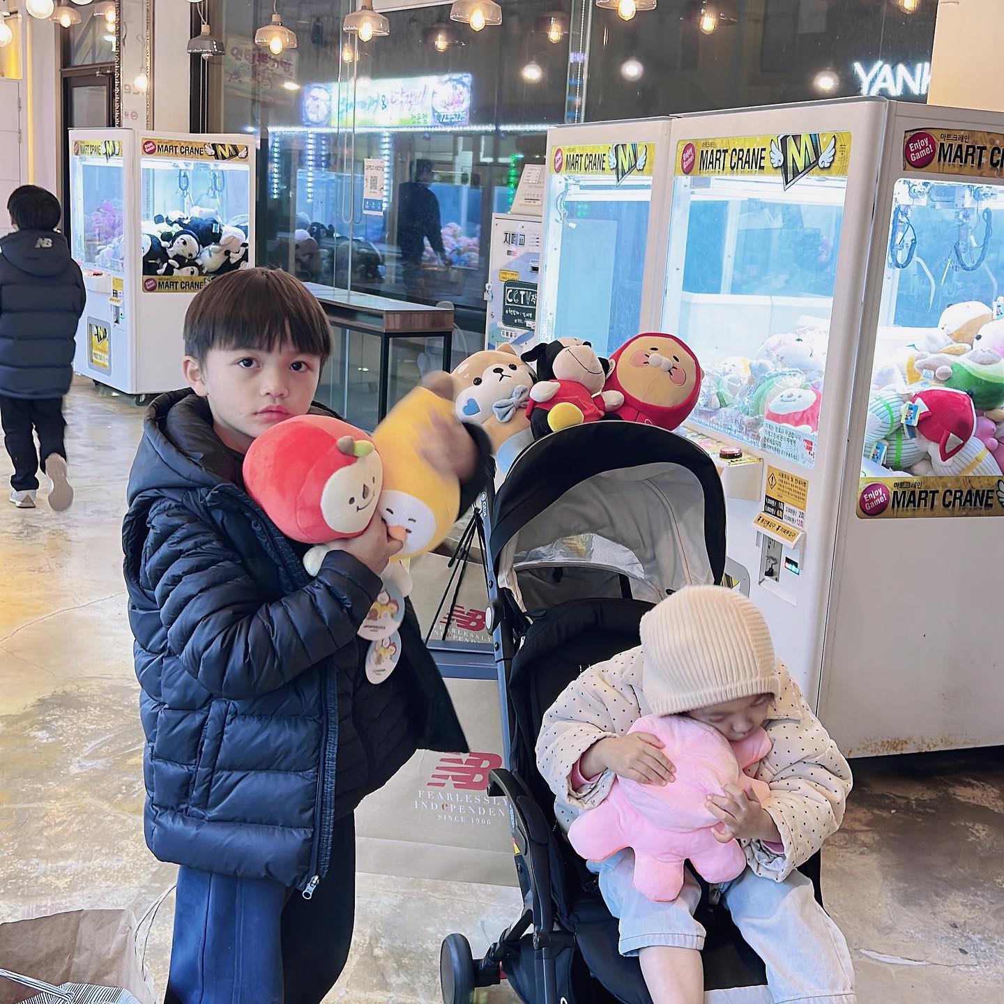 이준석 인형뽑기 달인인가. . ㅋㅋㅋ
뽑고 또 뽑고. . 
준석이 5개, 아빠3개 뽑음 😊😊

동생들은 씬나고! !💝💝

#인형뽑기 #칠성통 #여긴실패안함 #삼남매