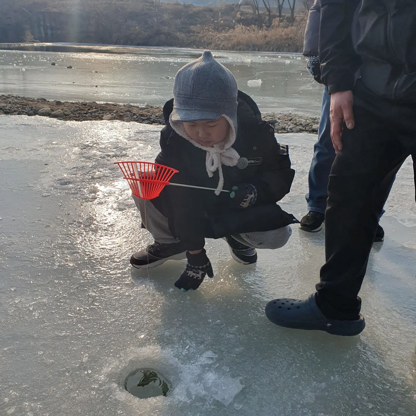 빙어낚시 하려고 방문했는데 이제 산천어낚시네ㅋㅋㅋ

#강원도여행#횡성숲속의하루#산천어낚시🎣#손으로한마리성공#얼음이녹아서#무서웠음#내년엔다른데가자#주말여행#가족여행#초딩아들