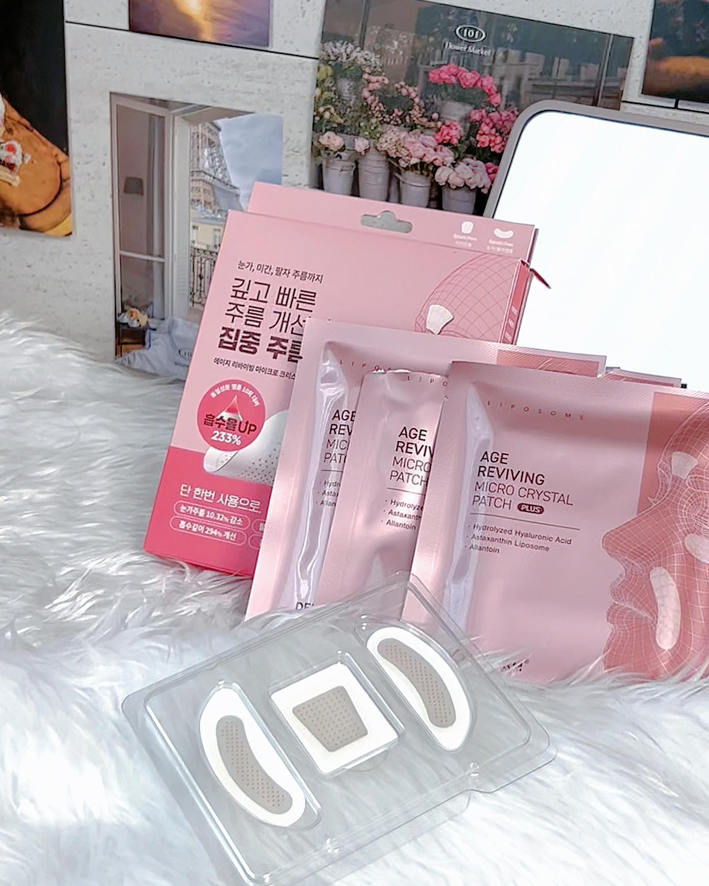 #협찬 dermafirm_kr 

주름은 뭐 영원히 만나고싶지 않고
친해지고 싶지도 않은 존재이지요 : )
이미 제 얼굴에 자리잡은 미간주름과
점점 진해지는 팔자주름, 스멀스멀 생기고 있는 눈가주름까지..
단 1회 사용만으로도 즉각적인 주름펴짐이 보이는
더마펌 패치 ! 드디어 저도 사용해보았습니다 ㅎㅎ

1회사용으로도 진짜 된다고? 생각했는데
정말 됩니다 !! 
미세한 마이크로 사이즈 구조체가 핵심성분을
전달해서 집중 주름케어가 가능하다고 해요
니들을 붙이면 따가운것보단 저는 시원한 느낌이었어요
붙이고 한번씩 꾹꾹 눌러주며 제발 펴저라~펴저라~했죠 : )

패치는 2시간 이상 사용을 권장하는데요
붙이고 자기전에 붙이고 일어나서 떼는게
가장 효과가 좋은 것 같아요 ~

패치1회 부착하는게 앰플 10회 바른 것
그 이상의 효과라고 하니 바르기만 하지말고
에이지 리바이빙 마이크로 크리스탈 패치 플러스로
붙이면서 자는동안 주름케어 제대로 해보자구요
더마펌 패치는 올리브영에서도 구입가능해요!

#더마펌 #더마펌패치 #올리브영 #올영추천템 #주름패치 #니들패치 #미간패치 #팔자주름패치 #눈가패치