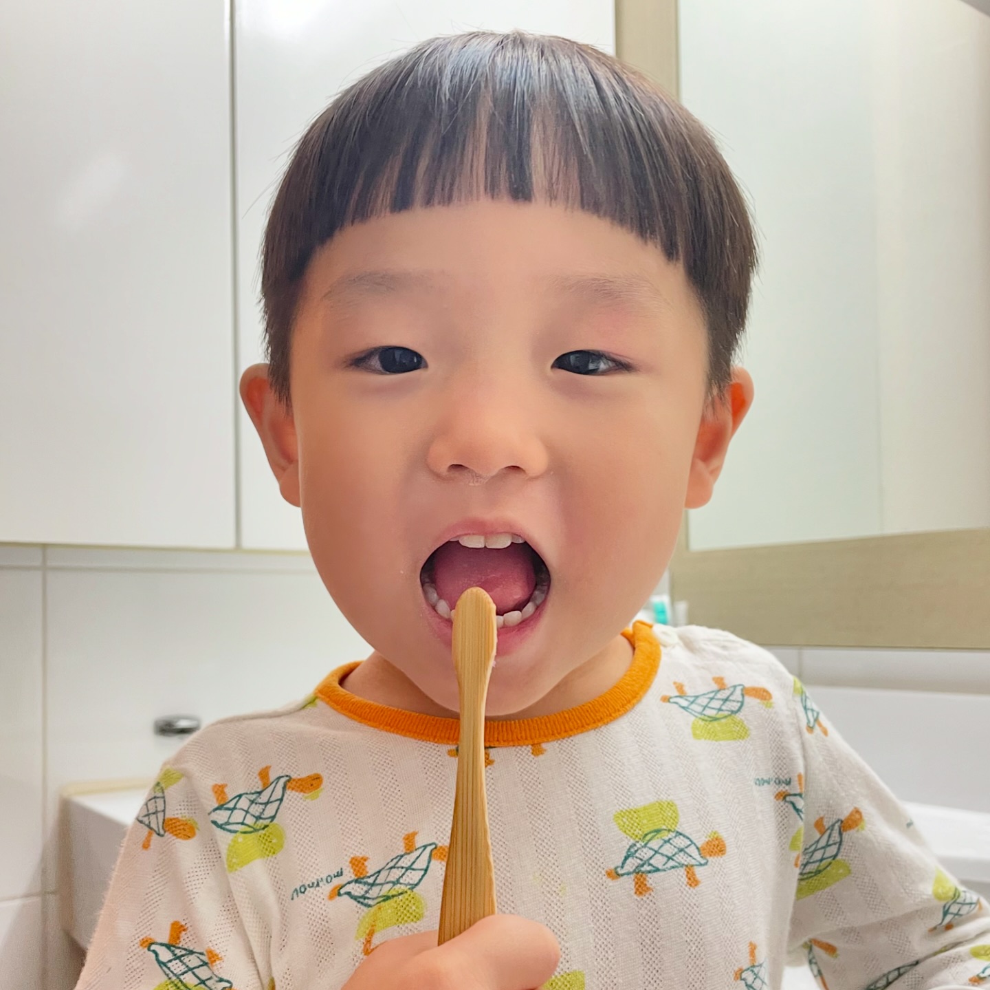 #협찬
미세플라스틱과 유해물질로부터 안전한 
#닥터노아 대나무 유아칫솔 & 치약
아이와 함께 즐거운 양치 시간😁

🪥닥터노아 대나무 유아 칫솔은 치과의사 아빠가 만든 칫솔로 잘근 잘근 깨물어도 미세플라스틱 걱정 없는 대나무 소재랍니다
플라스틱에서 주로 검출되는 BPA, 프탈레이트, 중금속 등 성조숙증, ADHD, 비만을 유발하는 유해물질 14종 불검출 검사 완료되어 안심하고 쓸 수 있어요!

🫧닥터노아 어린이 치약은 매운맛 1도 없는 달콤한 치약인데요
해로운 인공보존료가 들어있지 않고 비건 100% 자연 유래 성분으로 만들어졌어요🌿
잃어버릴 걱정 없는 일체형 뚜껑으로 치약 입구가 좁아 양조절도 쉬워 아이에게 안성맞춤👍

🏷️𝕋𝕙𝕒𝕟𝕜𝕤 𝕥𝕠 dr.noah.official
.
.
.

#어린이치약 #아기치약 #유아치약 #아기칫솔 #유아칫솔 #어린이칫솔 #닥터노아서포터즈 #육아템 #양치질